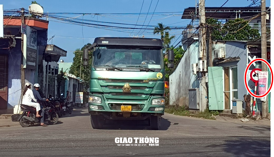 Đà Nẵng: Vo tư chạy vào đường cấm, xe ben chở đất, đá dấu hiệu quá tải gây nguy cơ mất ATGT - Ảnh 4.