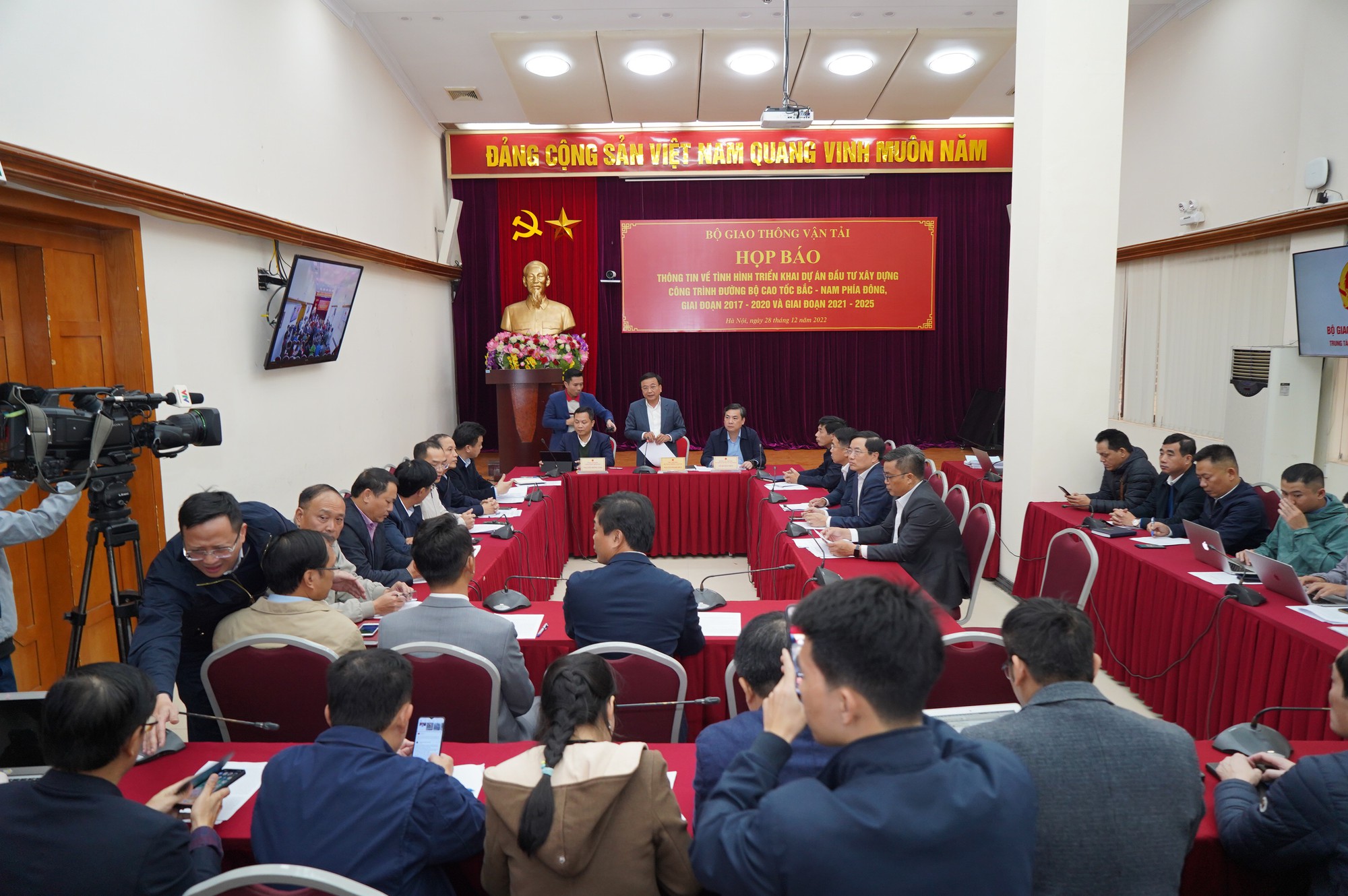 Khởi công đồng loạt toàn bộ 12 cao tốc trong ngày đầu năm 2023 - Ảnh 1.