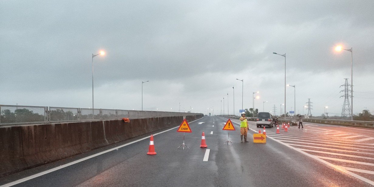 Xe tải lật chắn ngang cao tốc Đà Nẵng-Quảng Ngãi gây ùn tắc giao thông  - Ảnh 3.