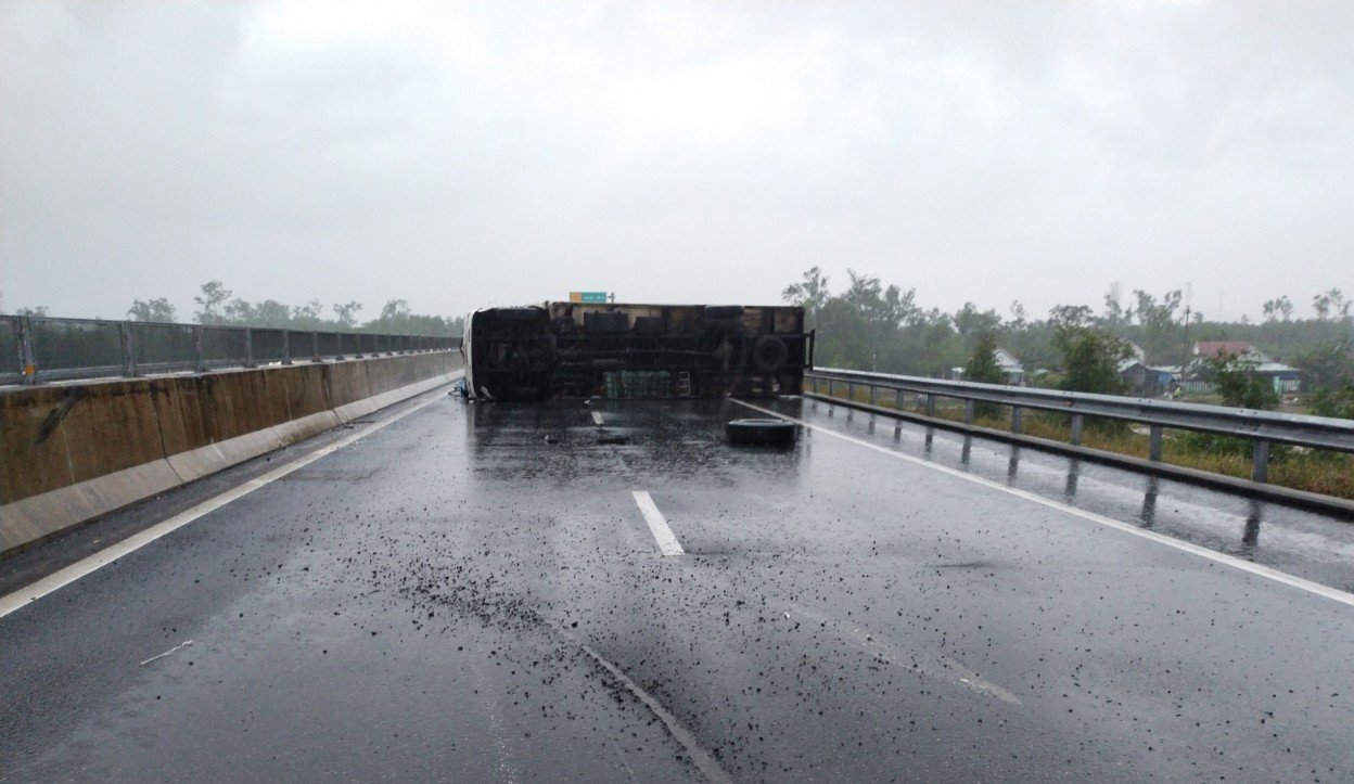 Xe tải lật chắn ngang cao tốc Đà Nẵng-Quảng Ngãi gây ùn tắc giao thông  - Ảnh 5.