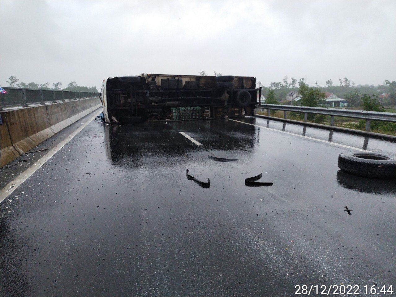 Xe tải lật chắn ngang cao tốc Đà Nẵng-Quảng Ngãi gây ùn tắc giao thông  - Ảnh 2.