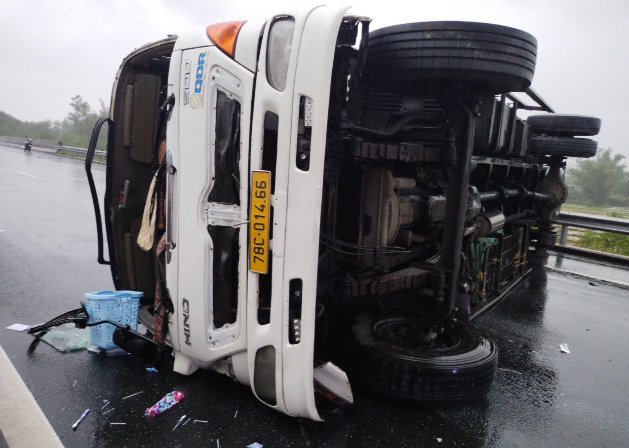 Xe tải lật chắn ngang cao tốc Đà Nẵng-Quảng Ngãi gây ùn tắc giao thông  - Ảnh 1.