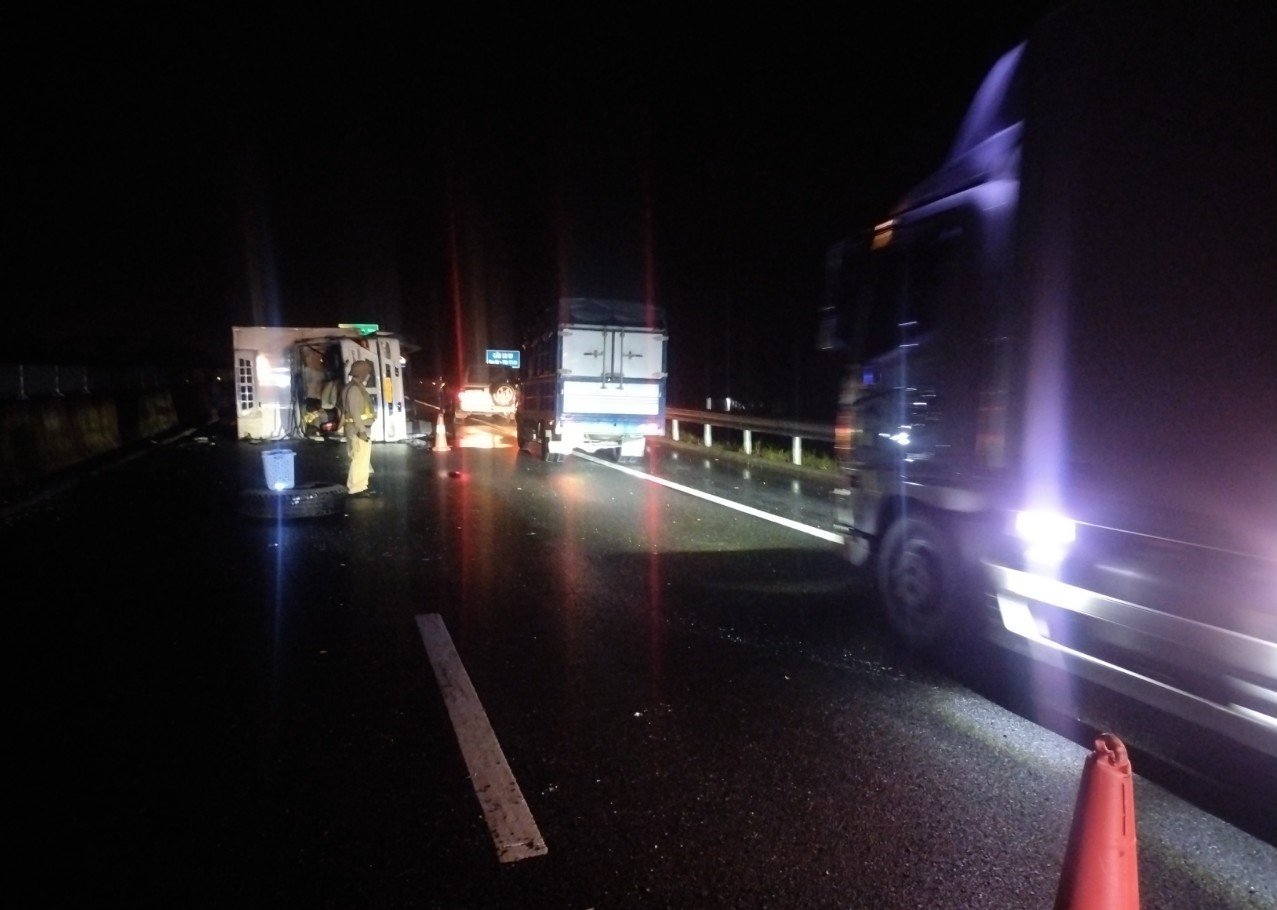 Xe tải lật chắn ngang cao tốc Đà Nẵng-Quảng Ngãi gây ùn tắc giao thông  - Ảnh 4.