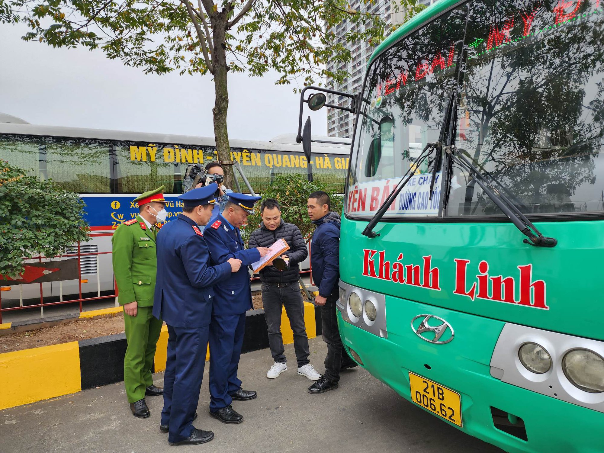 Hà Nội: Rút giấy phép, dỡ biển văn phòng địa diện của nhà xe vi phạm - Ảnh 1.