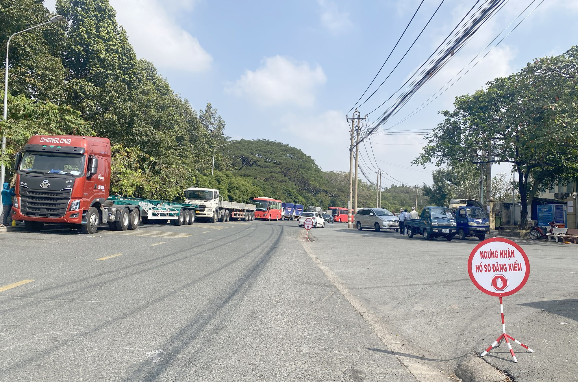 Nỗi niềm đăng kiểm viên "cật lực" tăng ca làm thêm giờ phục vụ người dân - Ảnh 4.