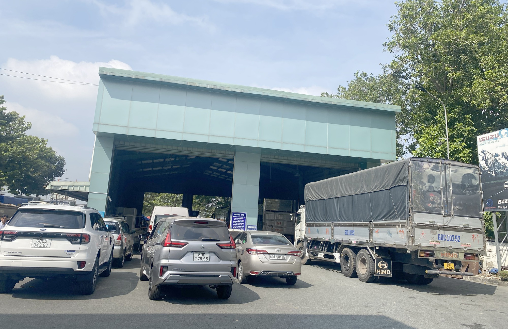 Nỗi niềm đăng kiểm viên "cật lực" tăng ca làm thêm giờ phục vụ người dân - Ảnh 5.