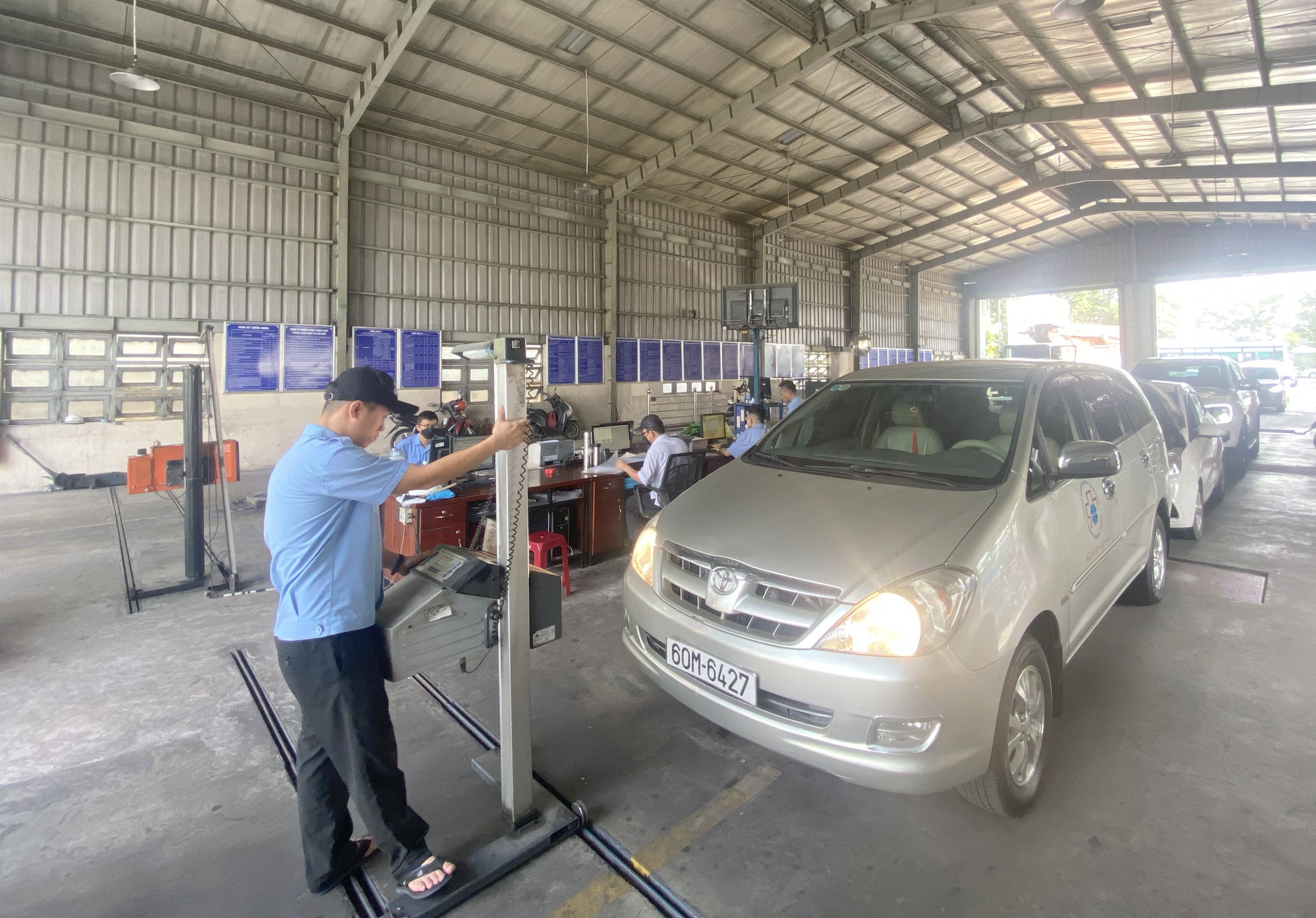 Nỗi niềm đăng kiểm viên "cật lực" tăng ca làm thêm giờ phục vụ người dân - Ảnh 6.