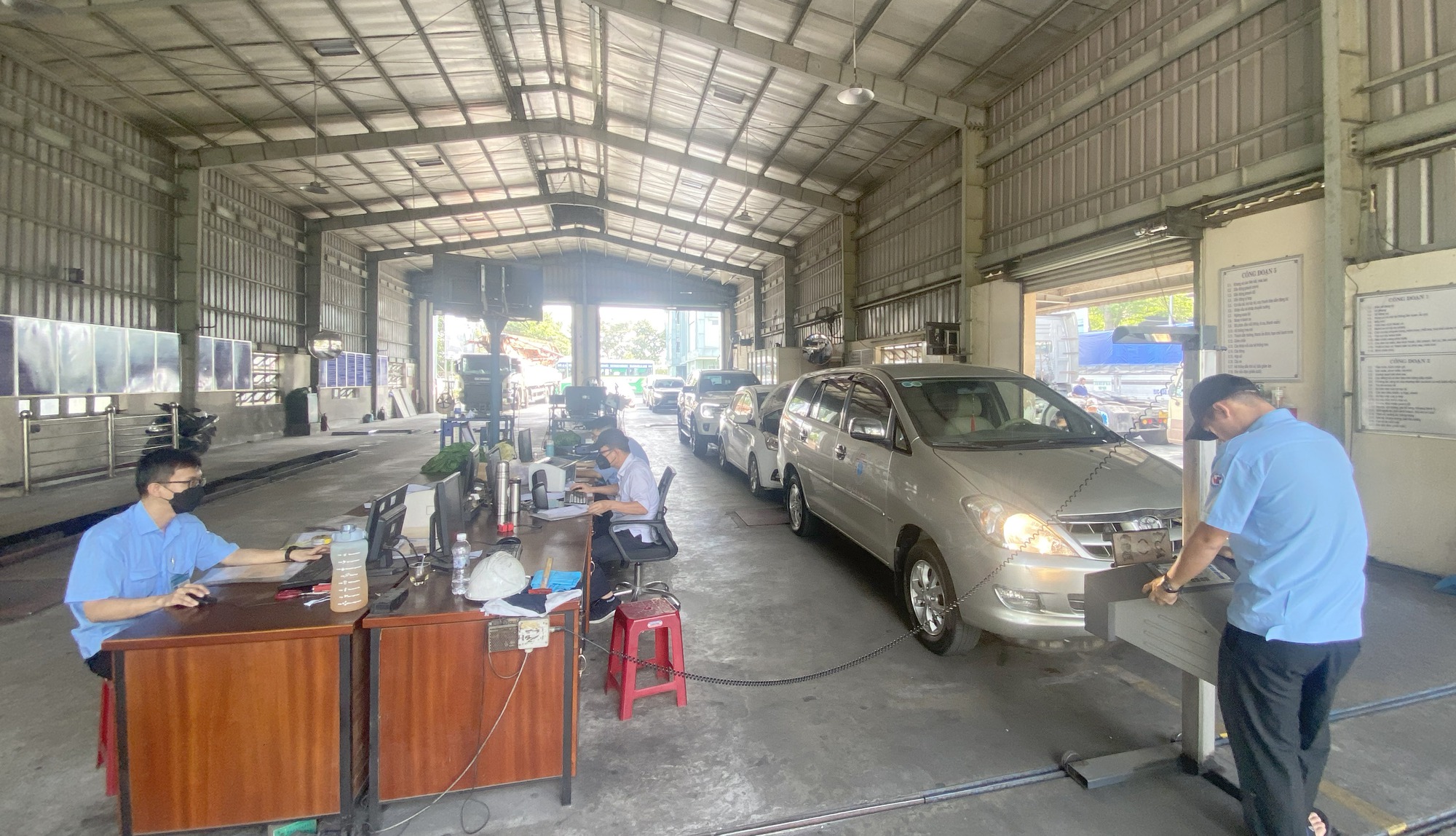 Nỗi niềm đăng kiểm viên "cật lực" tăng ca làm thêm giờ phục vụ người dân - Ảnh 1.