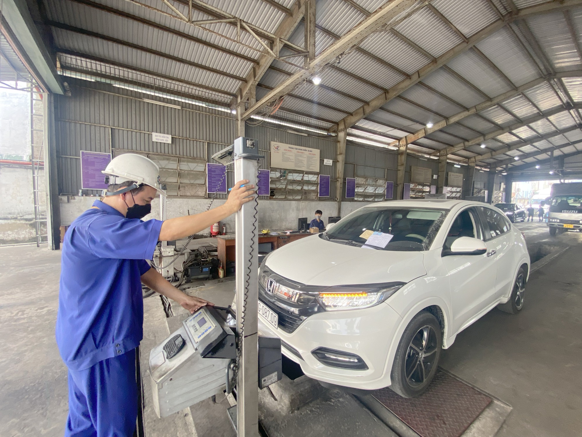 Nỗi niềm đăng kiểm viên "cật lực" tăng ca làm thêm giờ phục vụ người dân - Ảnh 2.