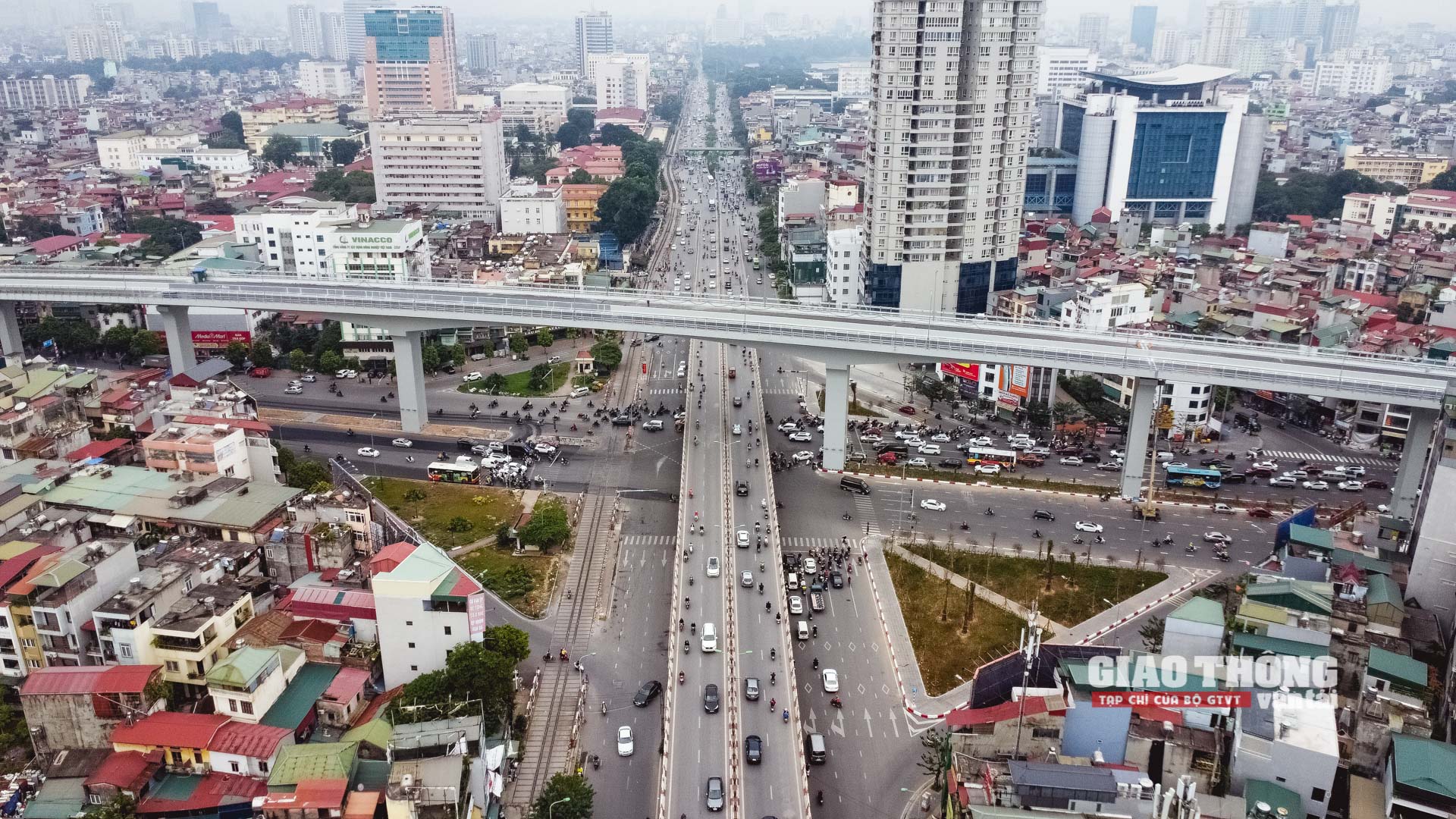 Ảnh: Xem 2 nhà thầu lớn làm đường trên cao đẹp nhất Hà Nội - Ảnh 1. Ảnh: Xem 2 nhà thầu lớn làm đường trên cao đẹp nhất Hà Nội - Ảnh 1.