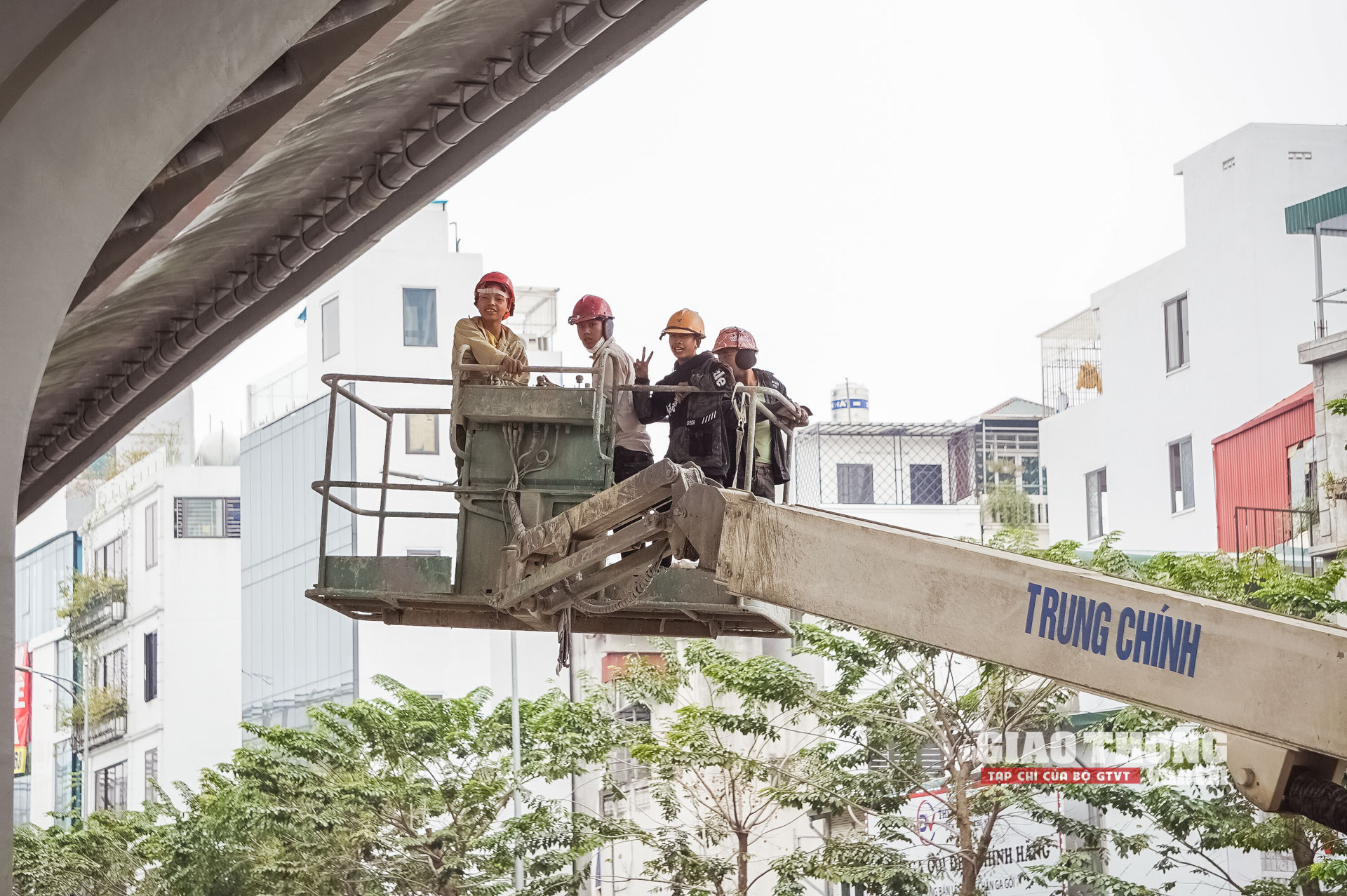 Ảnh: Xem 2 nhà thầu lớn làm đường trên cao đẹp nhất Hà Nội - Ảnh 8. Ảnh: Xem 2 nhà thầu lớn làm đường trên cao đẹp nhất Hà Nội - Ảnh 8.