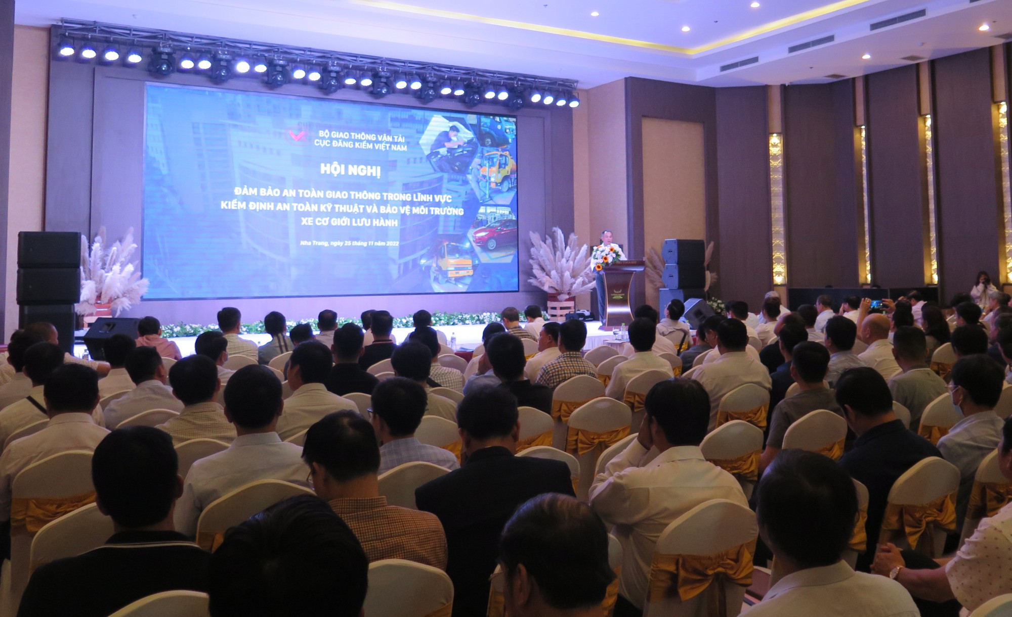 Tăng kiểm tra đột xuất các trung tâm đăng kiểm dịp trước Tết - Ảnh 1.