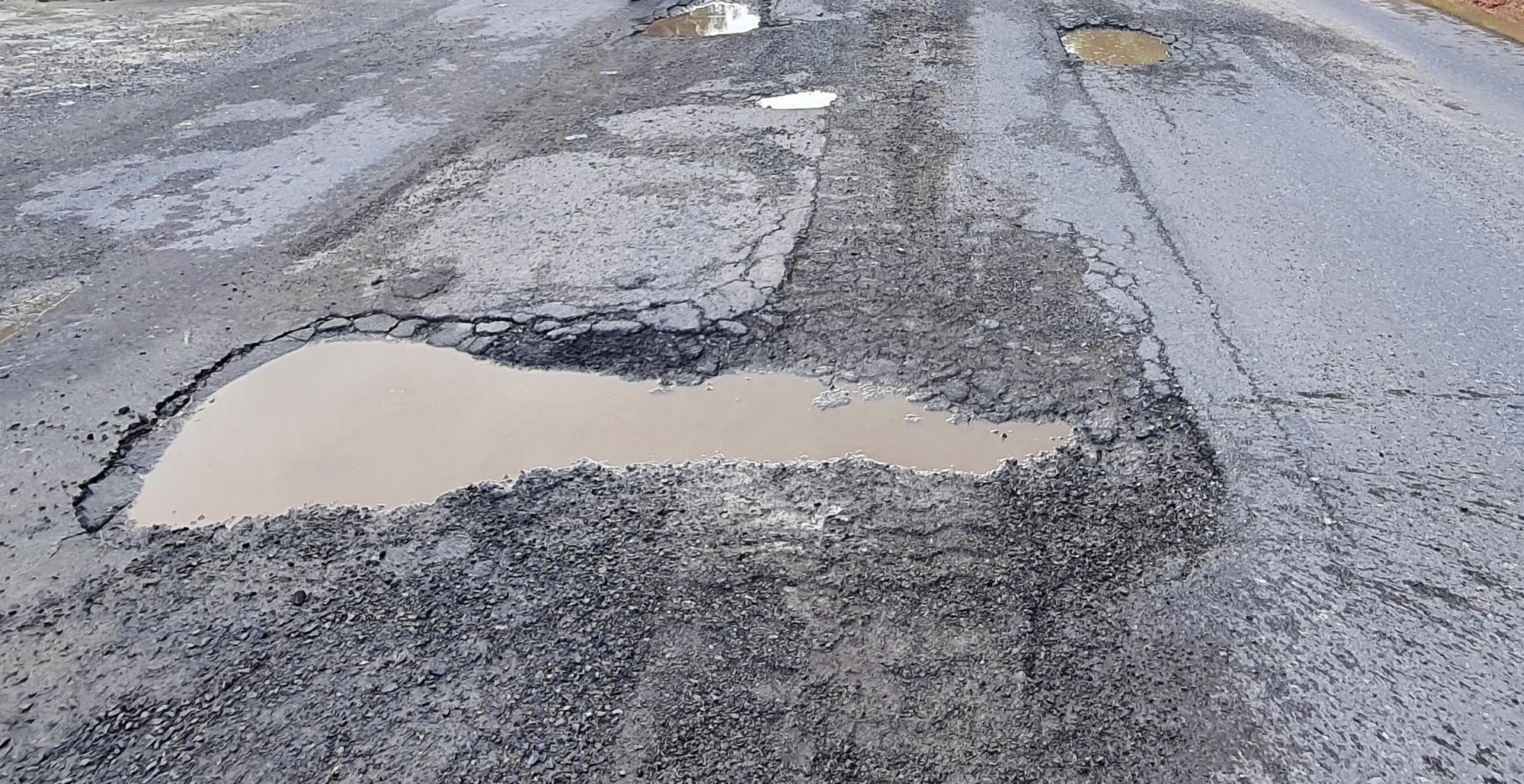 Khánh Hòa: Đường mới sửa, đang thời gian bảo hành đã xuống cấp nghiêm trọng - Ảnh 6.