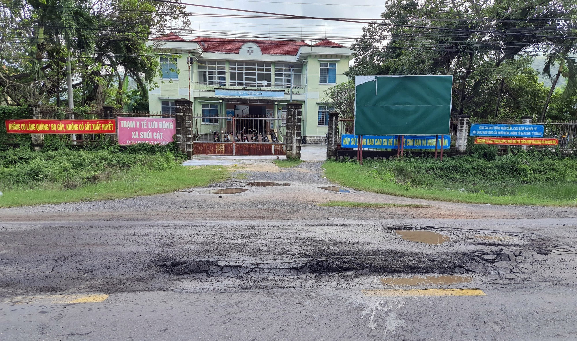 Khánh Hòa: Đường mới sửa, đang thời gian bảo hành đã xuống cấp nghiêm trọng - Ảnh 5.