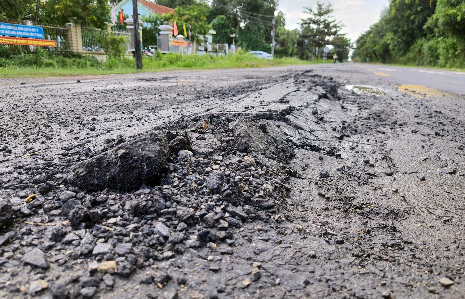 Khánh Hòa: Đường mới sửa, đang thời gian bảo hành đã xuống cấp nghiêm trọng - Ảnh 7.