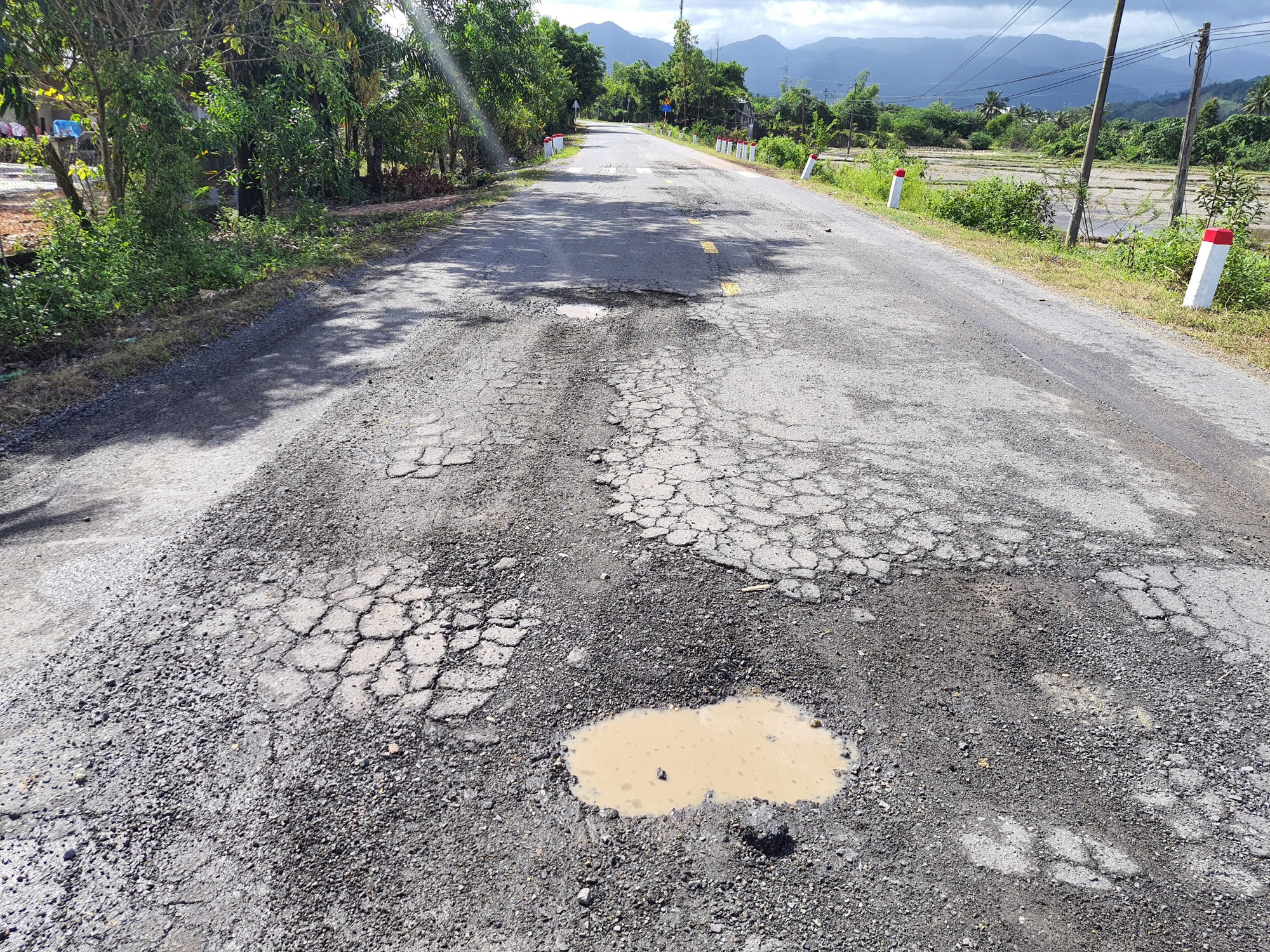 Khánh Hòa: Đường mới sửa, đang thời gian bảo hành đã xuống cấp nghiêm trọng - Ảnh 3.