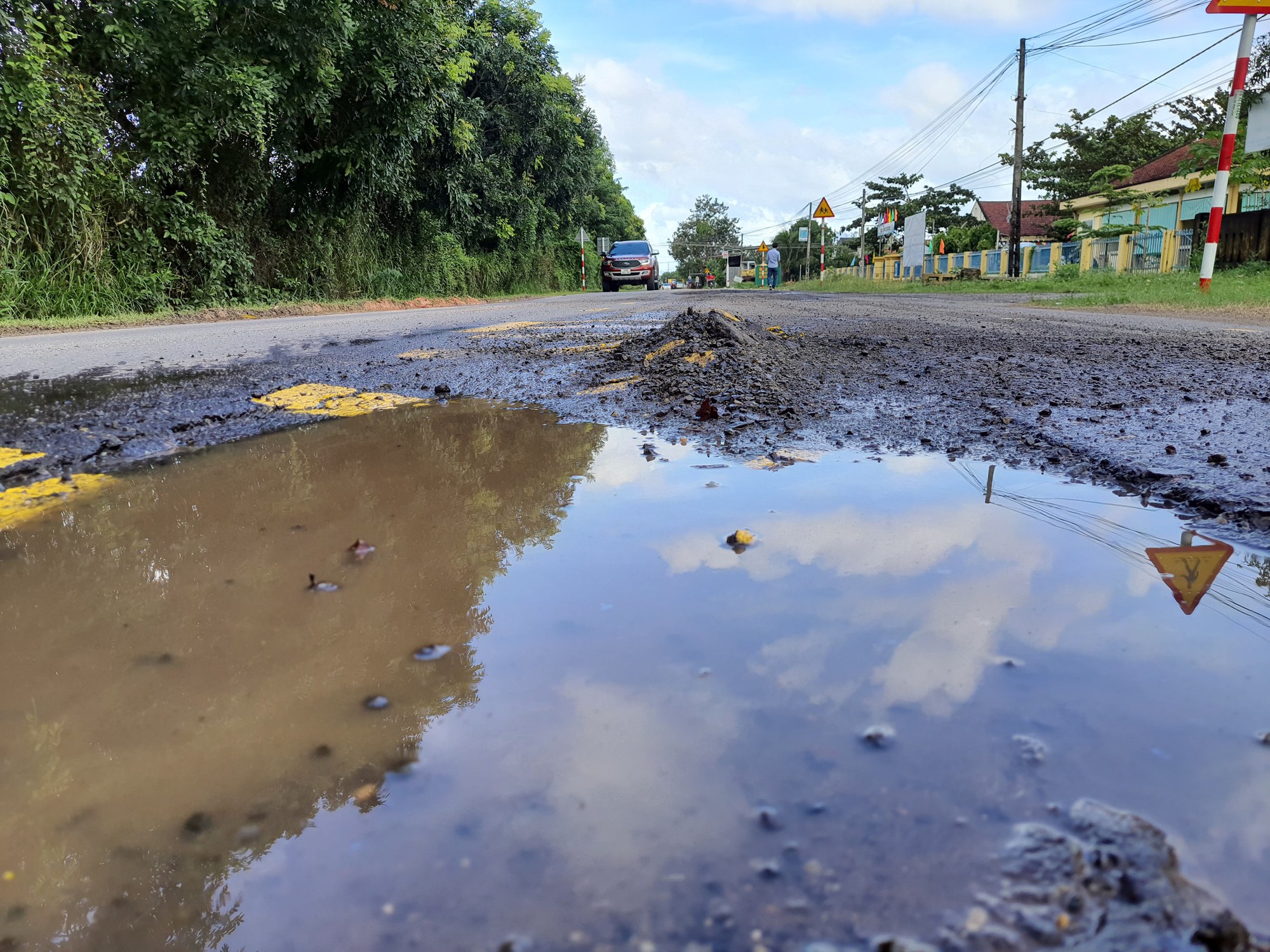 Khánh Hòa: Đường mới sửa, đang thời gian bảo hành đã xuống cấp nghiêm trọng - Ảnh 4.