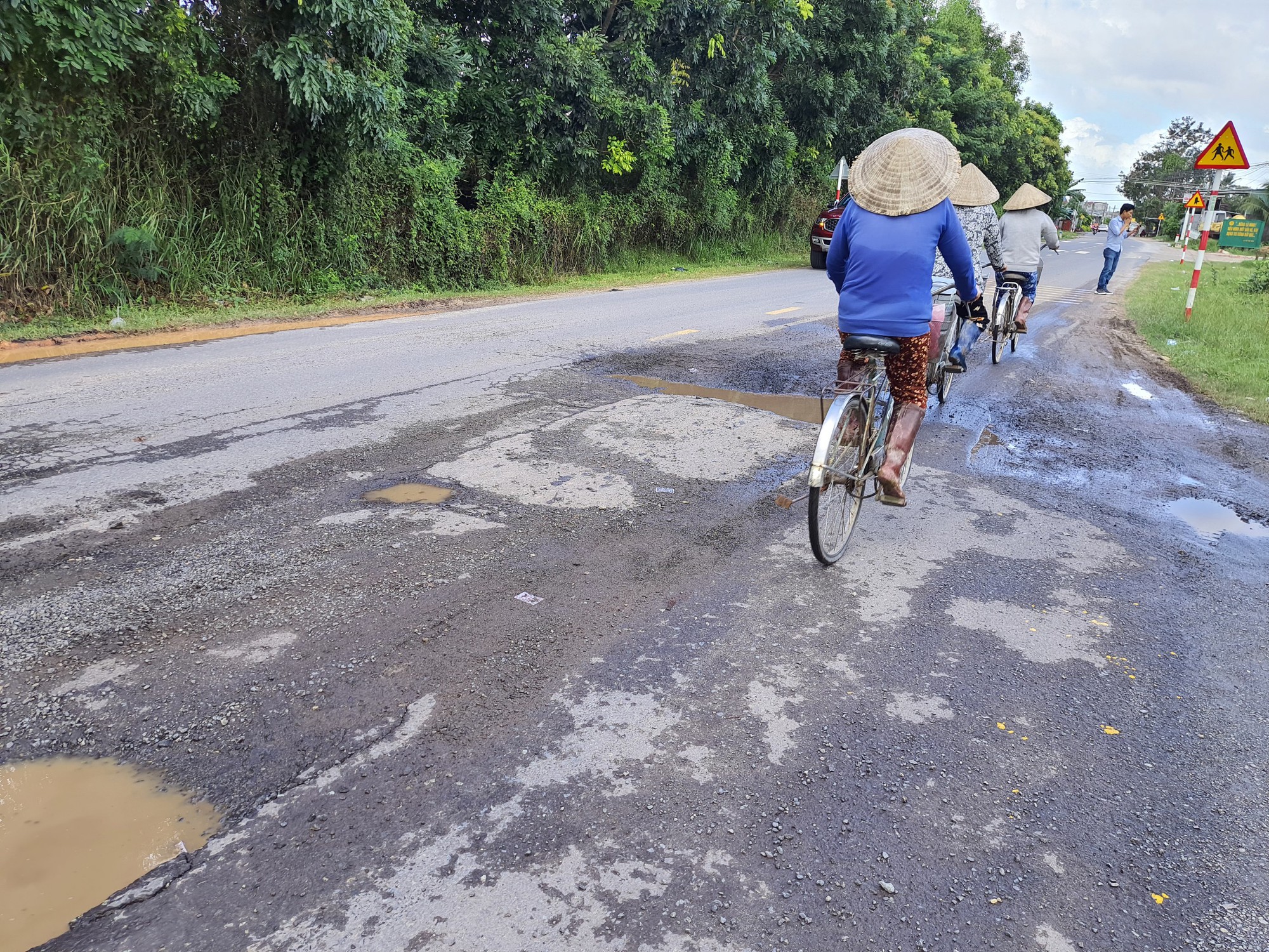 Khánh Hòa: Đường mới sửa, đang thời gian bảo hành đã xuống cấp nghiêm trọng - Ảnh 9.