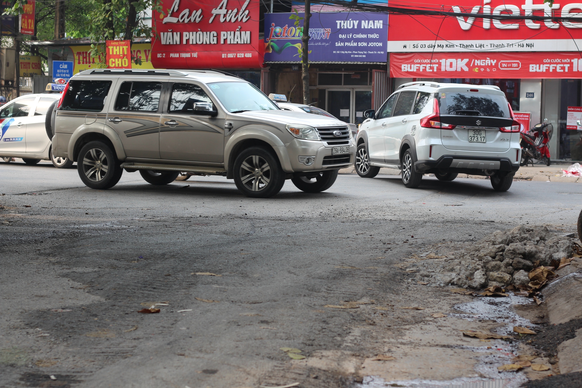 Tận thấy tuyến đường đầy rẫy ổ gà, ổ voi ở Thanh Trì - Hà Nội - Ảnh 7.