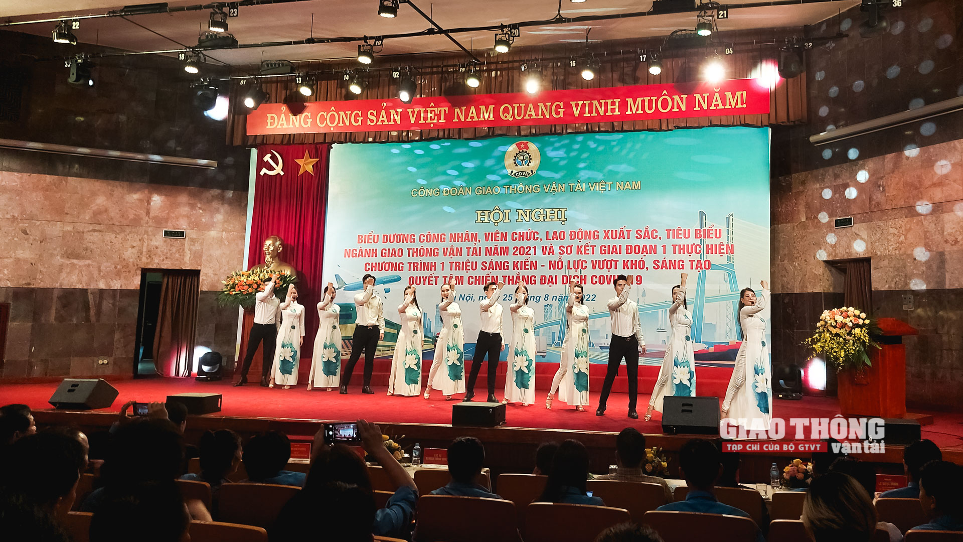 Hội nghị biểu dương Công nhân, viên chức, lao động xuất sắc, tiêu biểu Ngành GTVT năm 2021 và Sơ kết giai đoạn 1 thực hiện Chương trình "01 triệu sáng kiến - nỗ lực vượt khó, sáng tạo quyết tâm chiến thắng đại dịch Covid-19".