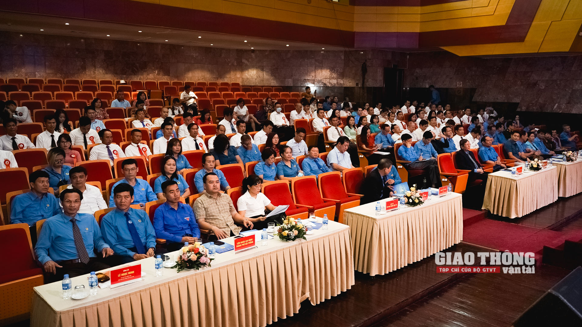 Quang cảnh Hội nghị biểu dương Công nhân, viên chức, lao động xuất sắc, tiêu biểu Ngành GTVT năm 2021 và Sơ kết giai đoạn 1 thực hiện Chương trình "01 triệu sáng kiến - nỗ lực vượt khó, sáng tạo quyết tâm chiến thắng đại dịch Covid-19".