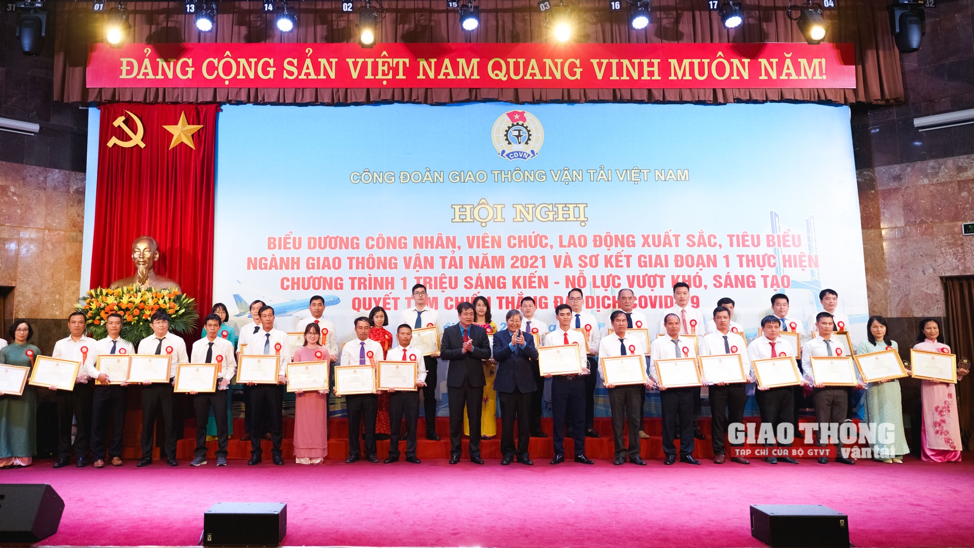 Phó Chủ tịch Tổng liên đoàn Lao động Việt Nam Trần Thanh Hải và Chủ tịch Công đoàn GTVT Việt Nam Phạm Hoài Phương trao bằng khen và cúp cho các CNVCLĐ xuất sắc, tiêu biểu ngành GTVT