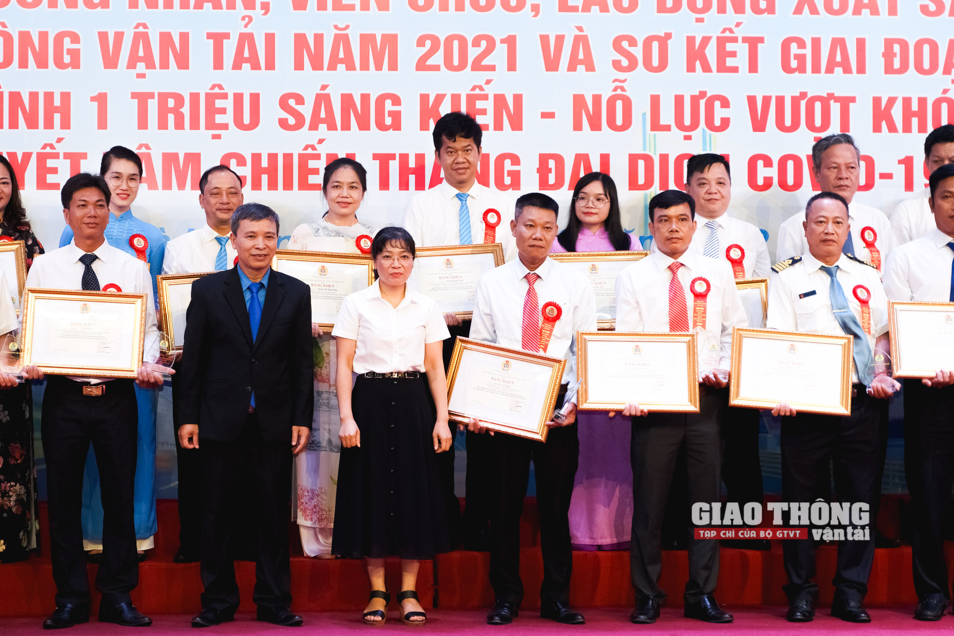 Phó Chủ tịch Công đoàn GTVT VN Lê Ngọc Minh và Phó Vụ trưởng Vụ Tổ chức cán bộ (Bộ GTVT) trao bằng khen và cúp cho các CNVCLĐ xuất sắc, tiêu biểu ngành GTVT