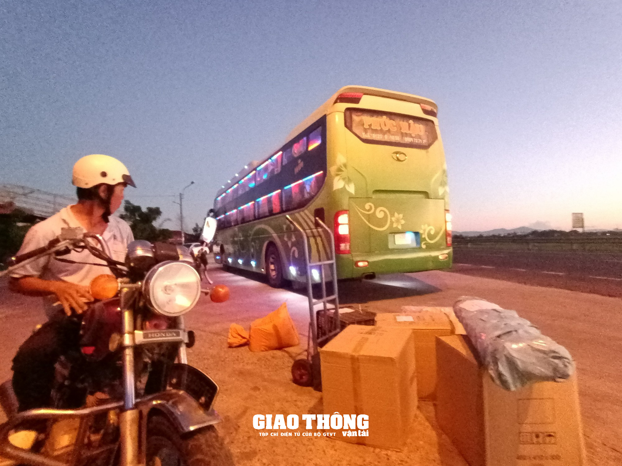 Quảng Nam: Công nhiên lập bến bãi cóc, chiếm mặt đường đô thị và QL1, gây mất TTATGT, ANTT - Ảnh 7.