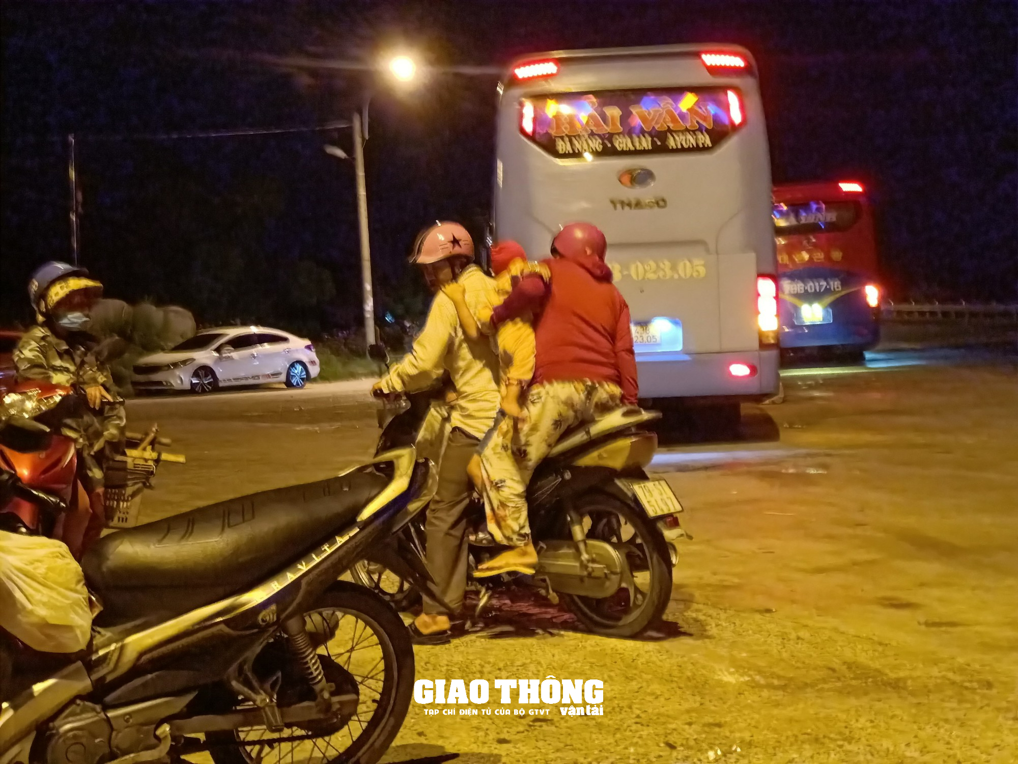 Quảng Nam: Công nhiên lập bến bãi cóc, chiếm mặt đường đô thị và QL1, gây mất TTATGT, ANTT - Ảnh 5.