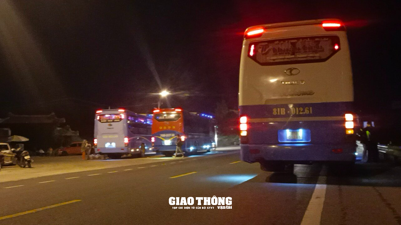 Công nhiên lập bến cóc, đón trả khách, chuyển hành trên đường tránh QL1 qua Quảng Nam - Ảnh 1.