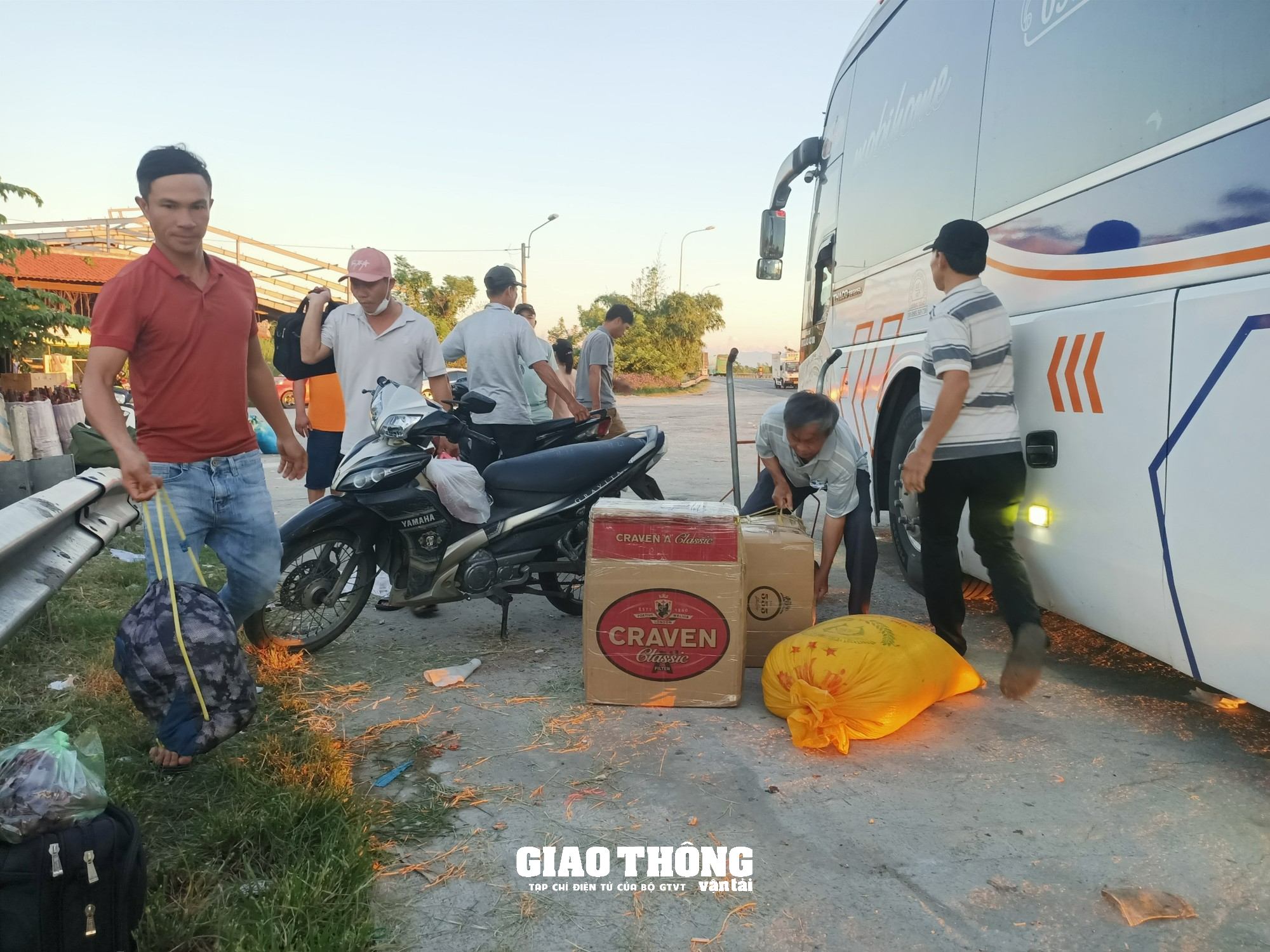 Quảng Nam: Công nhiên lập bến bãi cóc, chiếm mặt đường đô thị và QL1, gây mất TTATGT, ANTT - Ảnh 8.