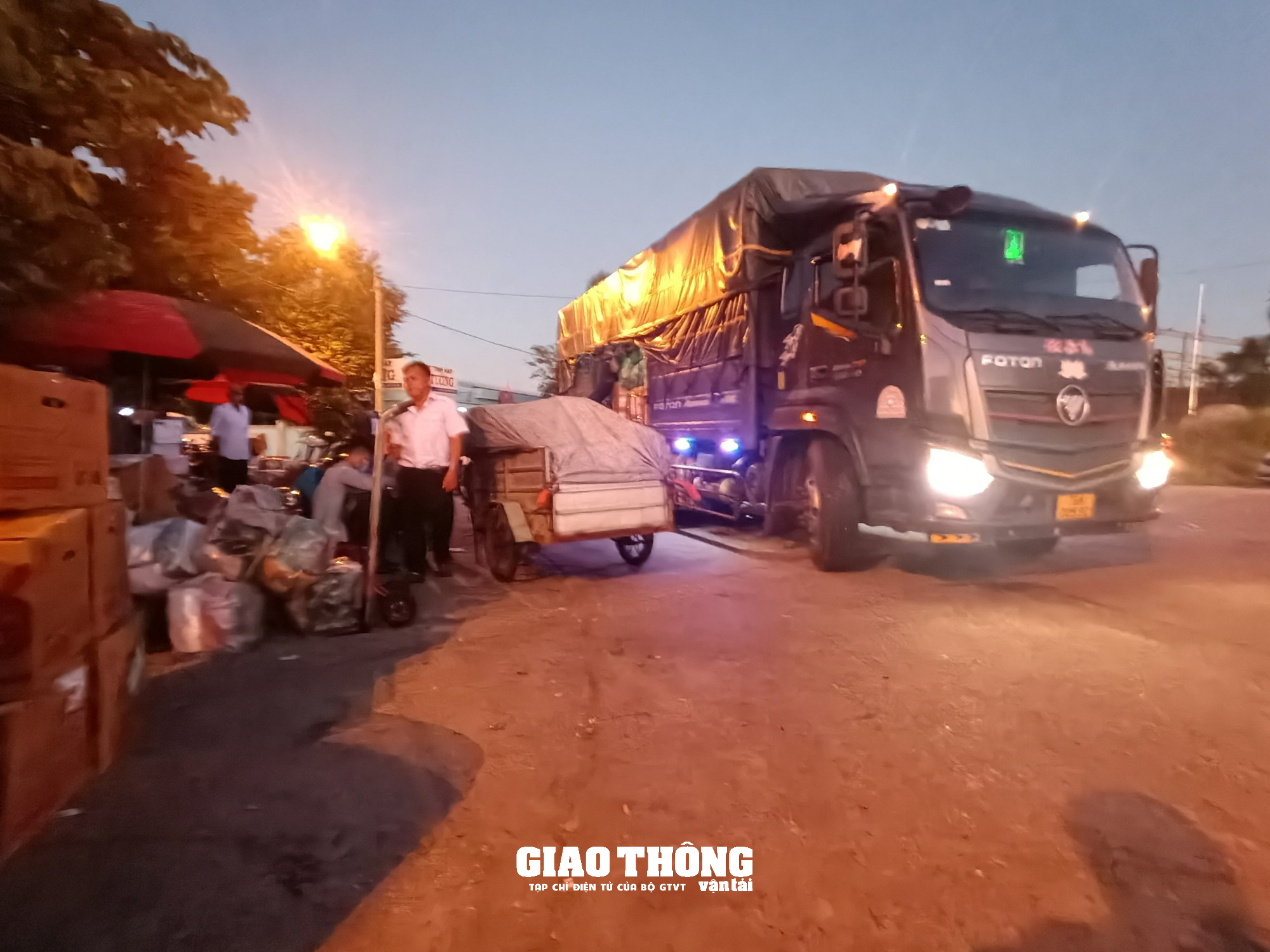 Quảng Nam: Công nhiên lập bến bãi cóc, chiếm mặt đường đô thị và QL1, gây mất TTATGT, ANTT - Ảnh 9.