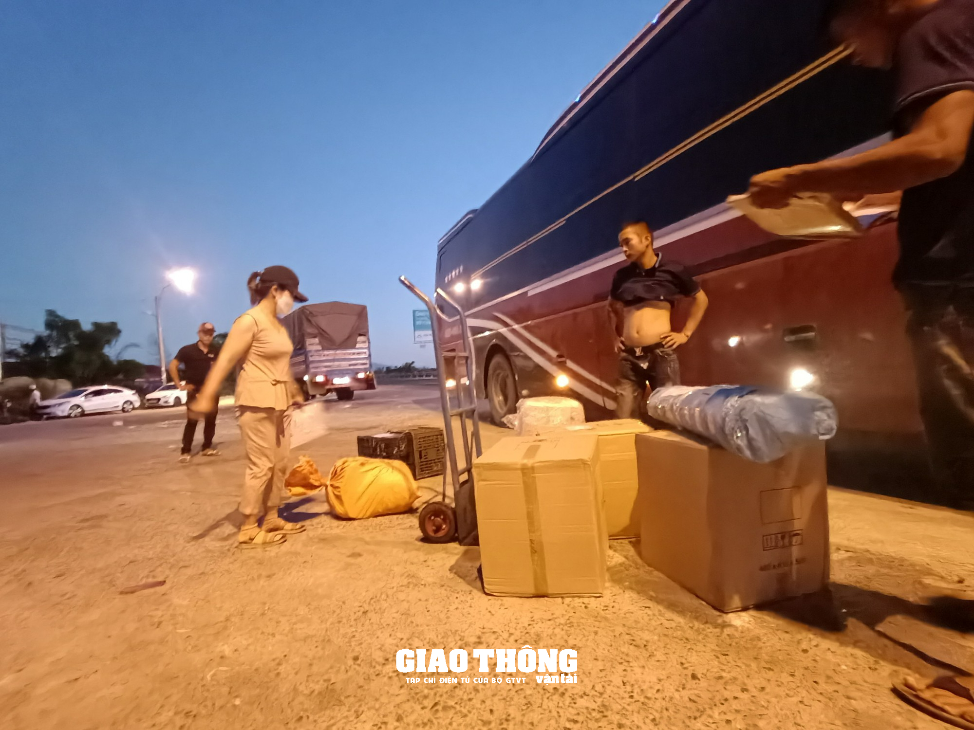 Quảng Nam: Công nhiên lập bến bãi cóc, chiếm mặt đường đô thị và QL1, gây mất TTATGT, ANTT - Ảnh 10.