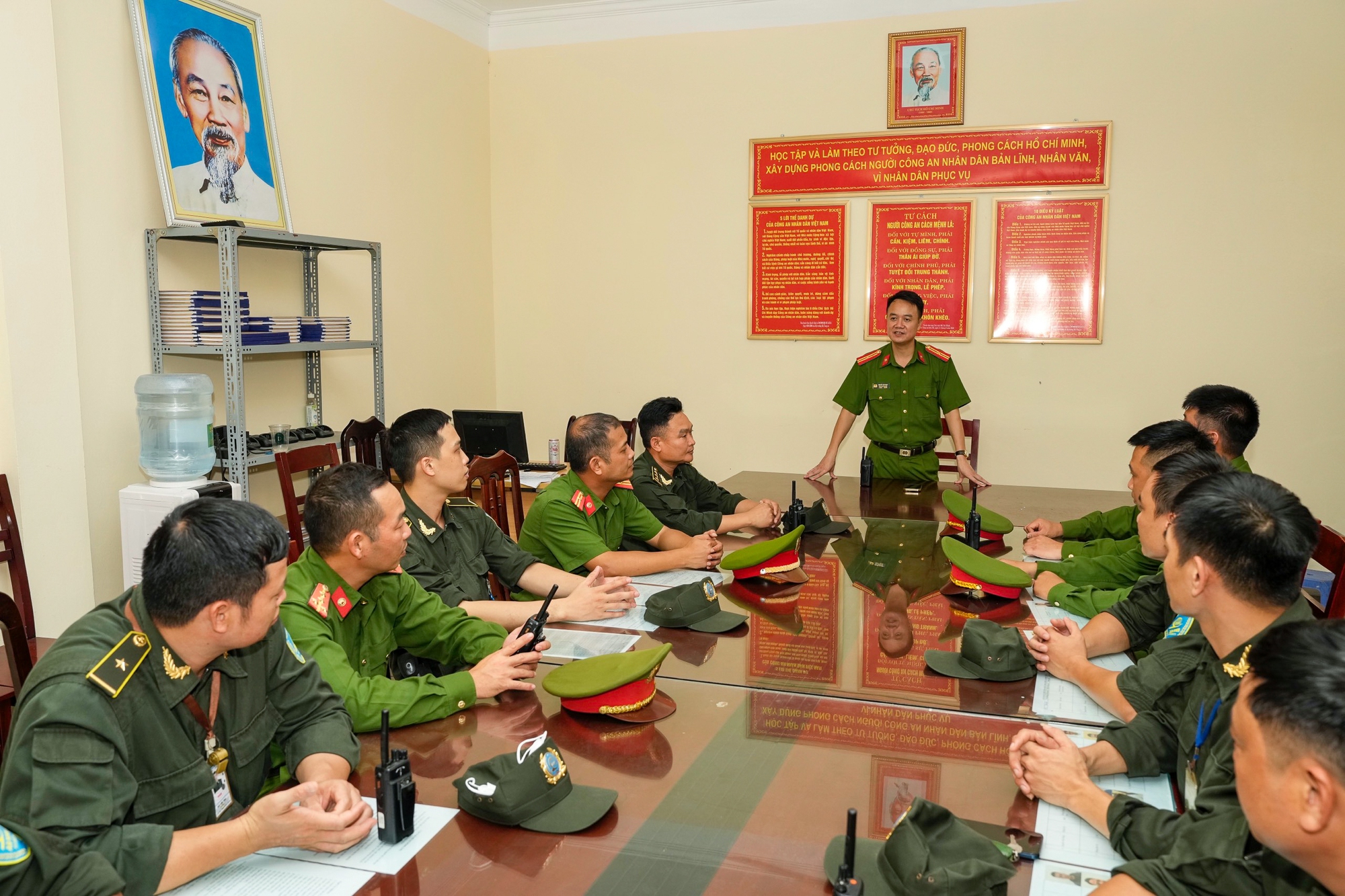 Chùm ảnh: Kiểm soát an ninh cấp độ 1 ở Nội Bài dịp cao điểm nghỉ lễ Quốc khánh 2/9

 - Ảnh 6.