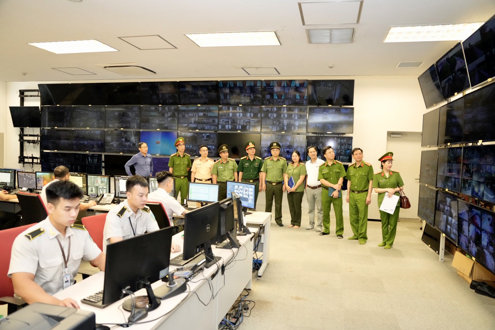 Chùm ảnh: Kiểm soát an ninh cấp độ 1 ở Nội Bài dịp cao điểm nghỉ lễ Quốc khánh 2/9

 - Ảnh 8.