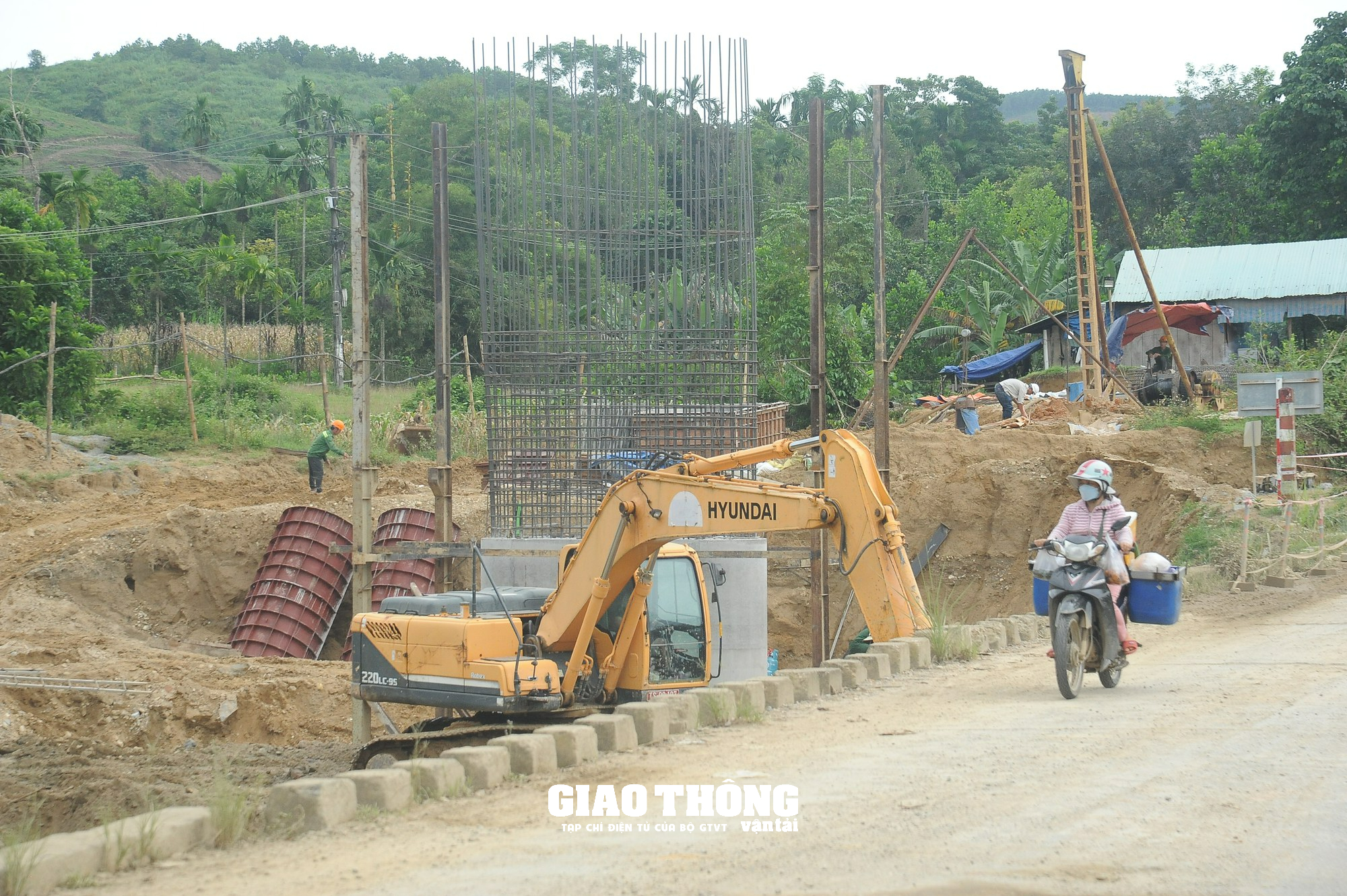 Rốt ráo GPMB, đẩy nhanh tiến độ thi công 2 công trình cầu trên QL40B ở Quảng Nam - Ảnh 6.