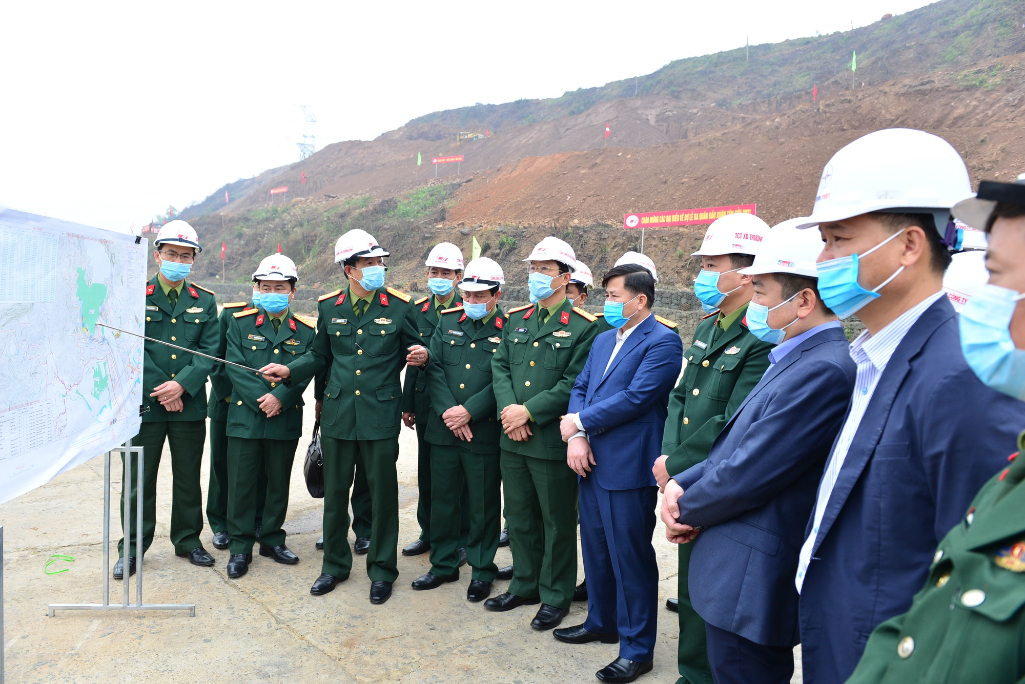 Chỉ định thầu cao tốc Bắc - Nam: Có nên ưu tiên doanh nghiệp quân đội? - Ảnh 2. Chỉ định thầu cao tốc Bắc - Nam: Có nên ưu tiên doanh nghiệp quân đội? - Ảnh 2.