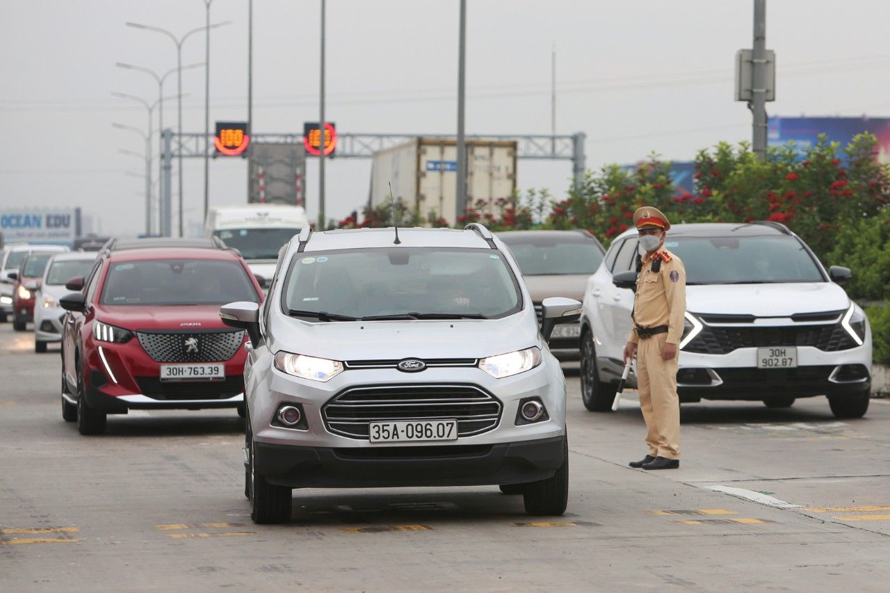 Ngày nghỉ lễ thứ 2 quốc lộ gia tăng lưu thông chậm, nội đô xảy ra ùn ứ giao thông - Ảnh 3.