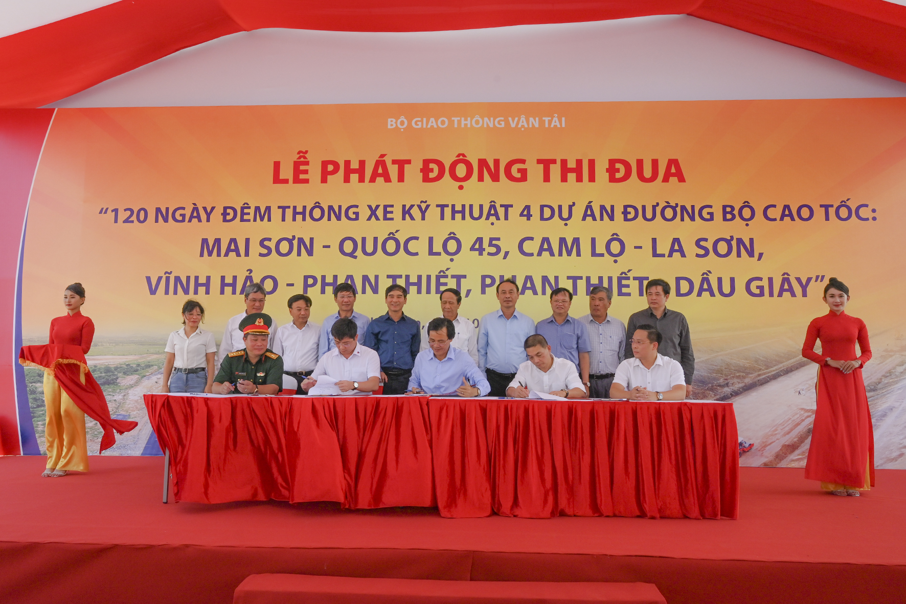 Bộ GTVT phát động thi đua 120 ngày đêm thông xe kỹ thuật 4 dự án cao tốc Bắc - Nam - Ảnh 2.