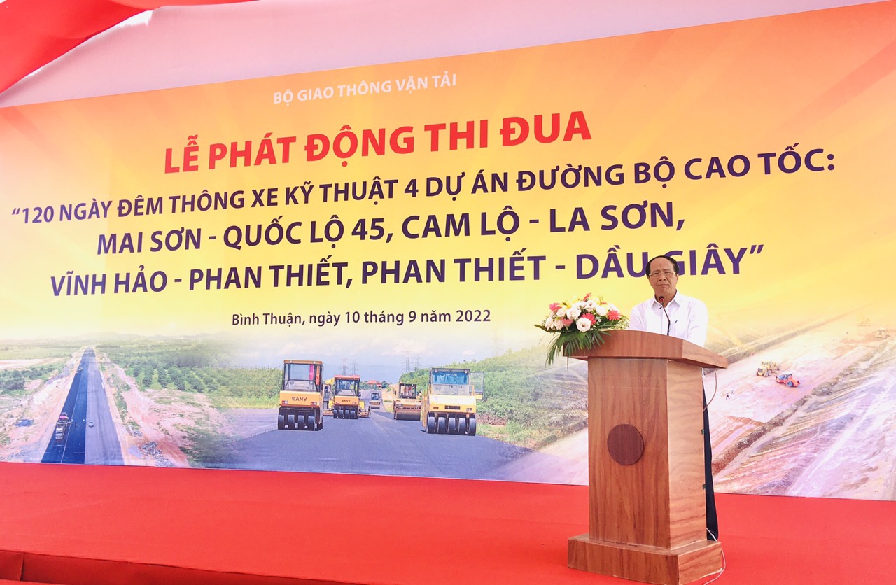 Bộ GTVT phát động thi đua 120 ngày đêm thông xe kỹ thuật 4 dự án cao tốc Bắc - Nam - Ảnh 1.
