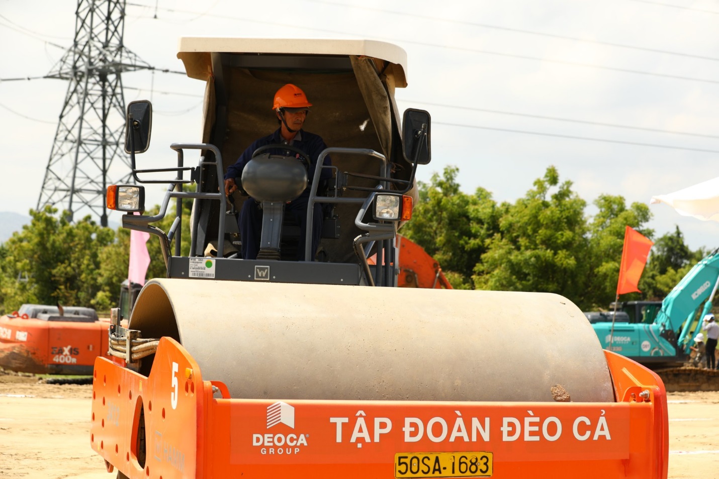 Một ngày theo chân nhà thầu làm cao tốc Cam Lâm - Vĩnh Hảo - Ảnh 2.