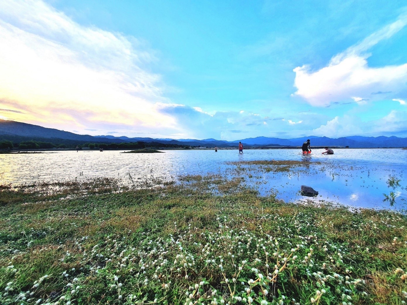 Một ngày theo chân nhà thầu làm cao tốc Cam Lâm - Vĩnh Hảo - Ảnh 3.