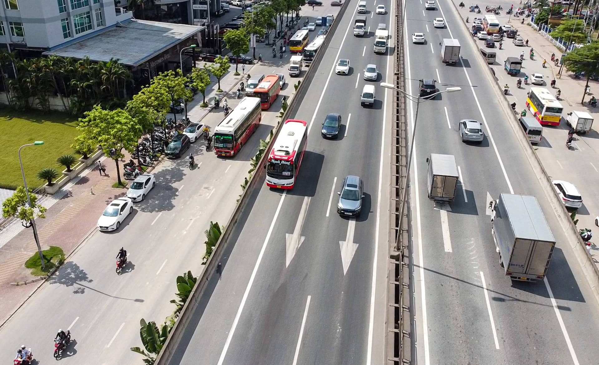 CSGT Hà Nội liên tiếp xử lý ô tô đi vào làn khẩn cấp đường đai 3 - Ảnh 3. CSGT Hà Nội liên tiếp xử lý ô tô đi vào làn khẩn cấp đường đai 3 - Ảnh 3.