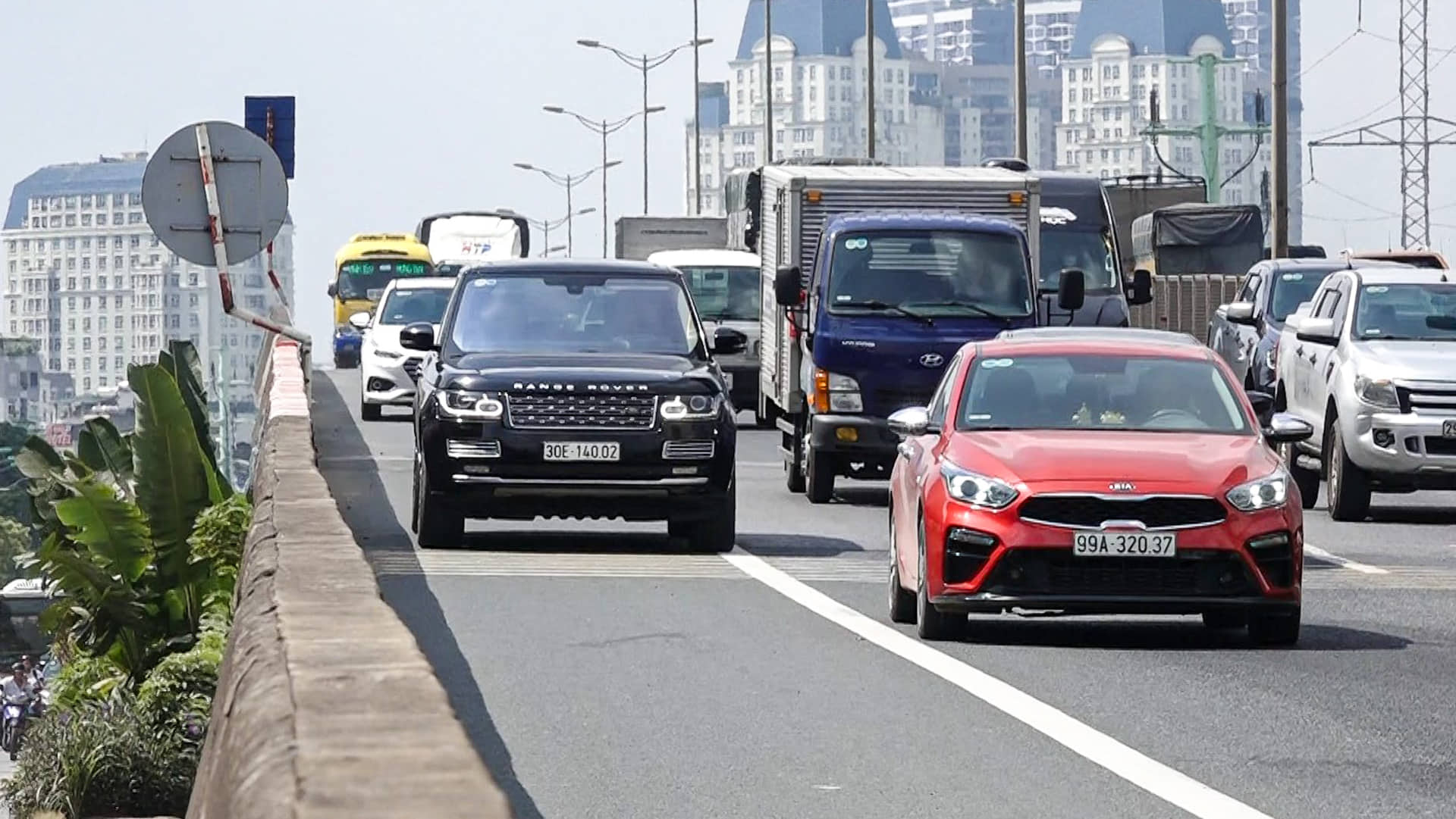 CSGT Hà Nội liên tiếp xử lý ô tô đi vào làn khẩn cấp đường đai 3 - Ảnh 1. CSGT Hà Nội liên tiếp xử lý ô tô đi vào làn khẩn cấp đường đai 3 - Ảnh 1.