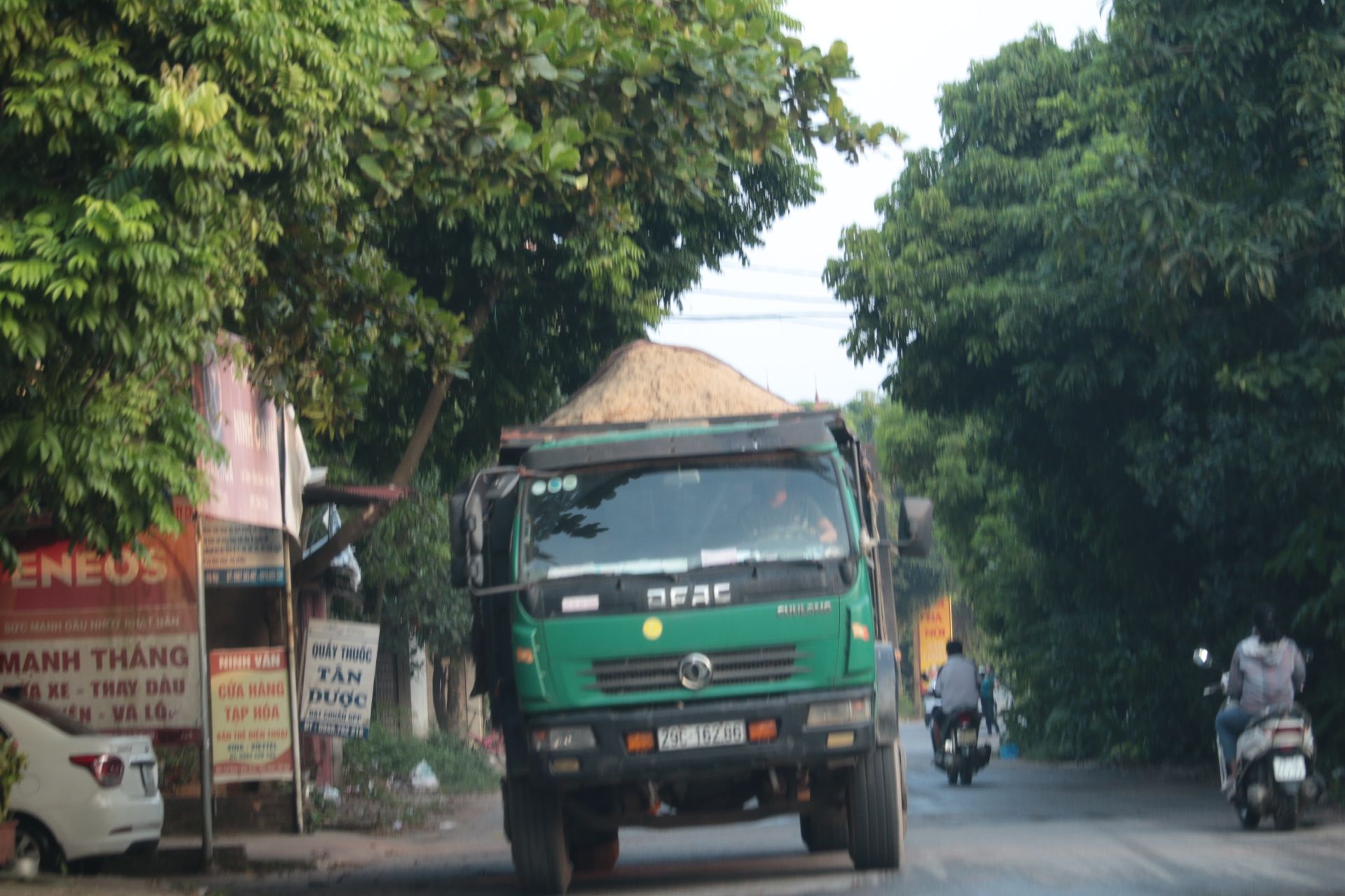 Nội đô xe tải "vô tư" vào giờ cấm, ngoại thành xe tải vẫn cơi nới chở có ngọn - Ảnh 1.