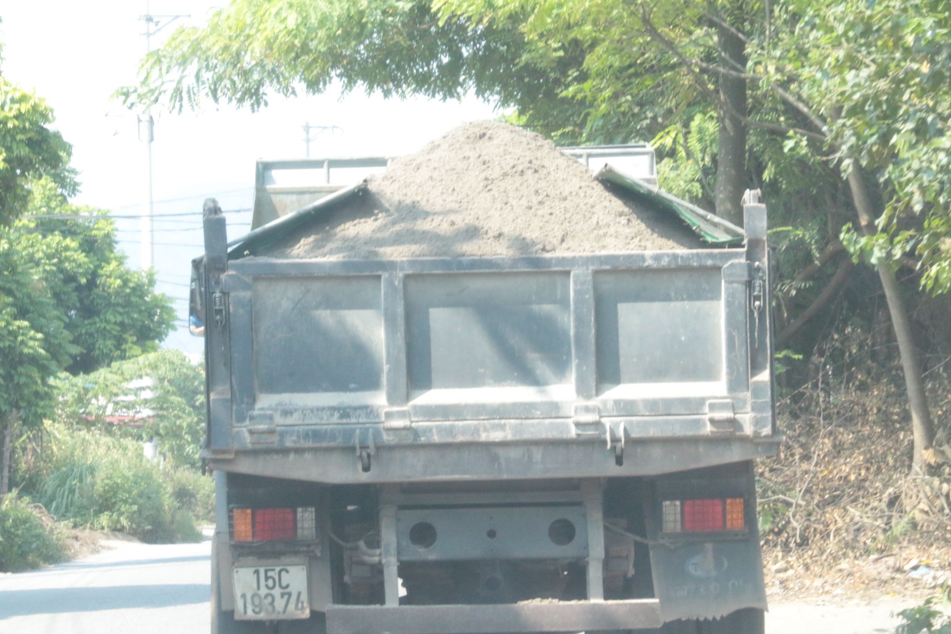 Nội đô xe tải "vô tư" vào giờ cấm, ngoại thành xe tải vẫn cơi nới chở có ngọn - Ảnh 5.