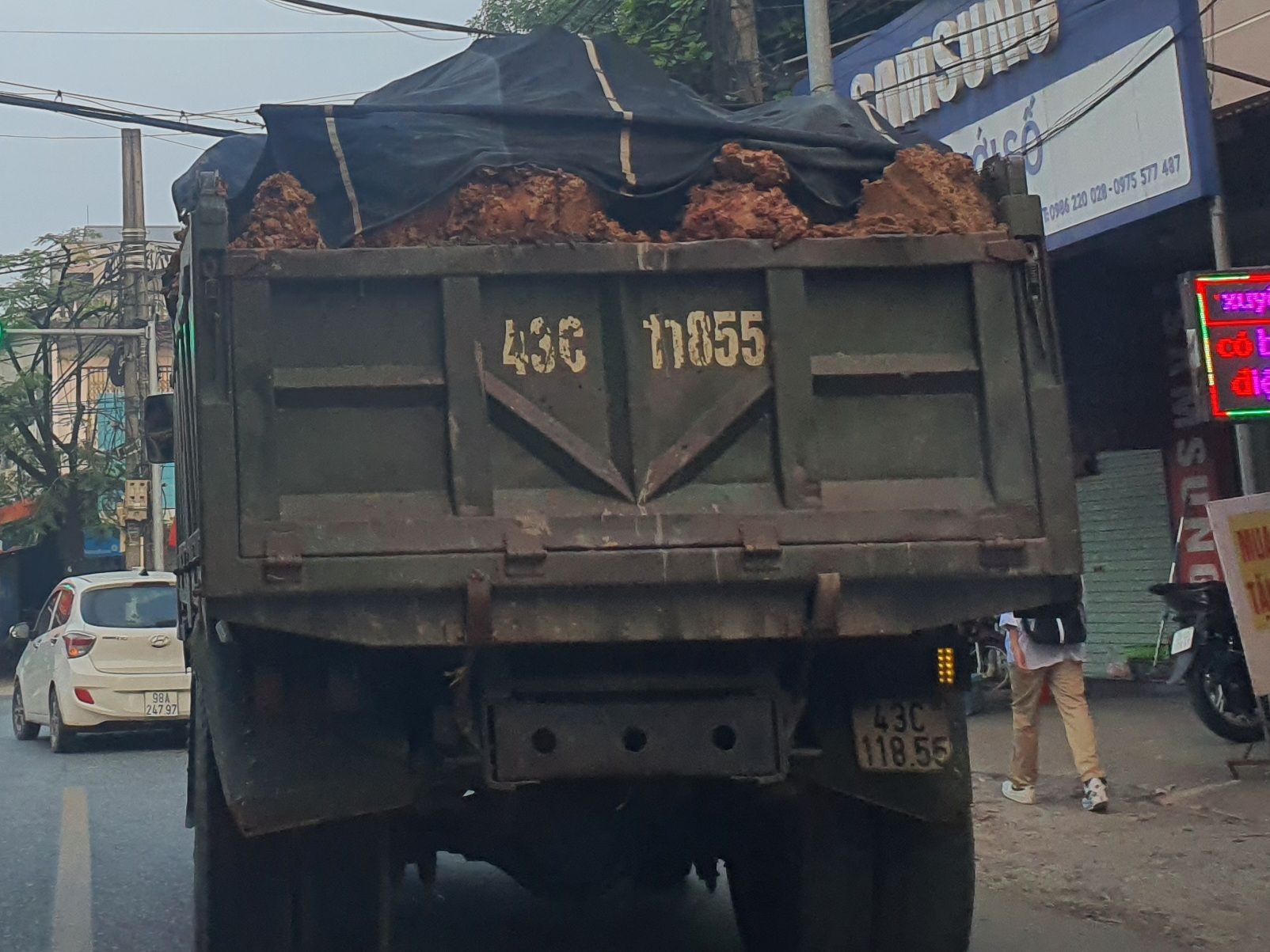 Nội đô xe tải "vô tư" vào giờ cấm, ngoại thành xe tải vẫn cơi nới chở có ngọn - Ảnh 6.