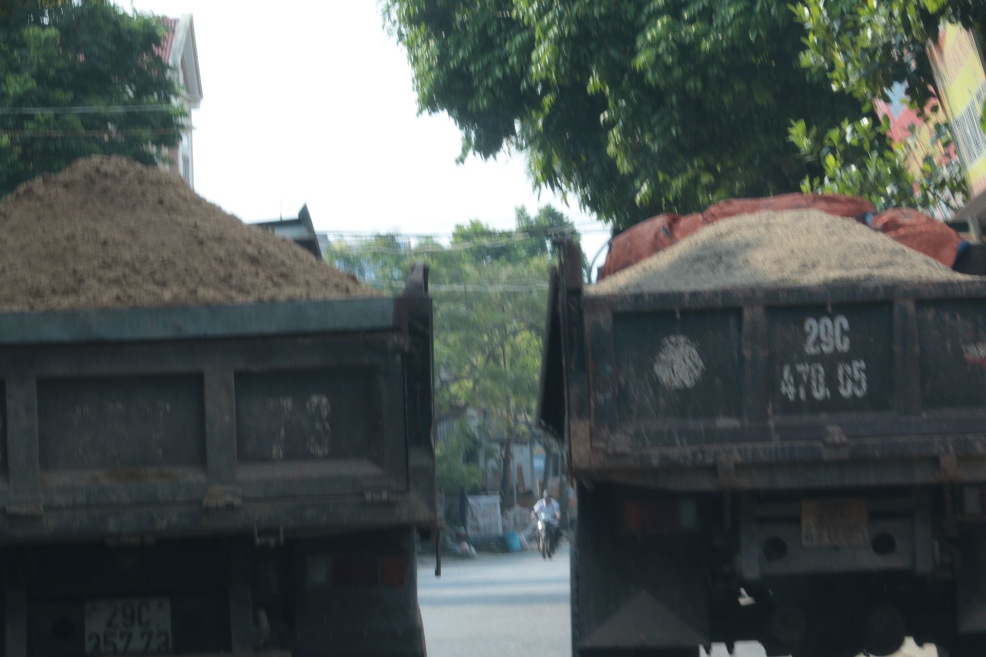 Nội đô xe tải "vô tư" vào giờ cấm, ngoại thành xe tải vẫn cơi nới chở có ngọn - Ảnh 4.