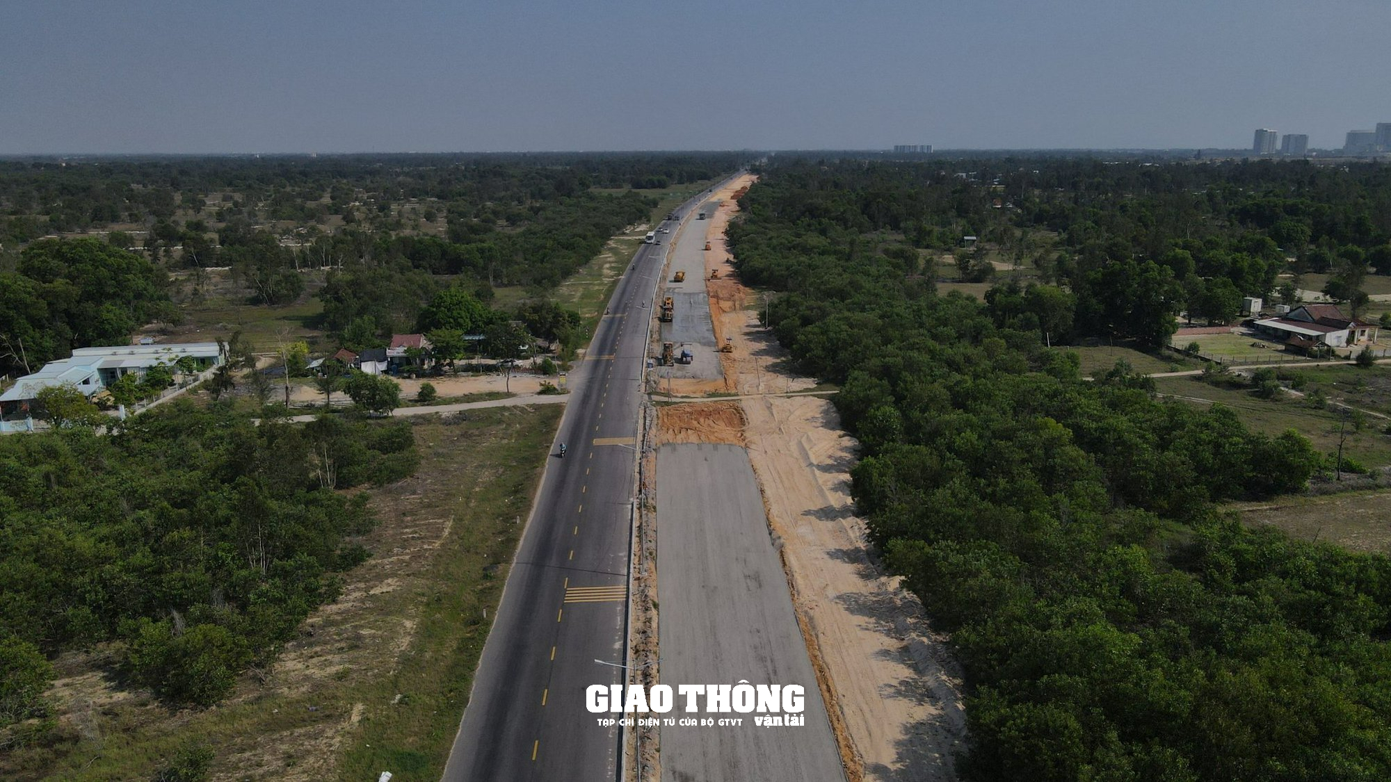 Gấp rút hoàn thành các hạng mục trên đại lộ Võ Chí Công trước mùa mưa - Ảnh 1. Gấp rút hoàn thành các hạng mục trên đại lộ Võ Chí Công trước mùa mưa - Ảnh 1.