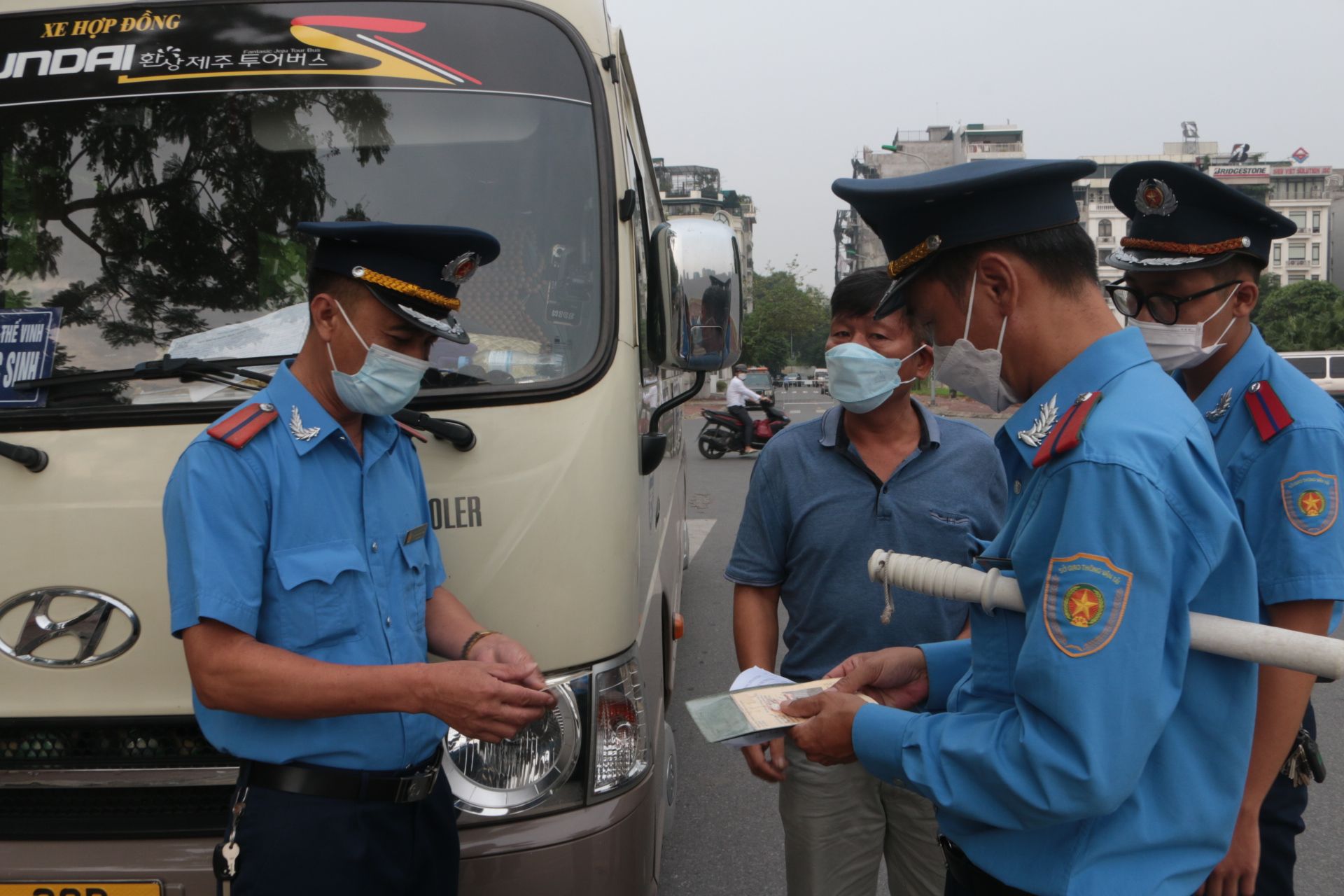 TTGT bắt ô tô chở học sinh Trường Lương Thế Vinh không có hợp đồng vận chuyển - Ảnh 1. TTGT bắt ô tô chở học sinh Trường Lương Thế Vinh không có hợp đồng vận chuyển - Ảnh 1.
